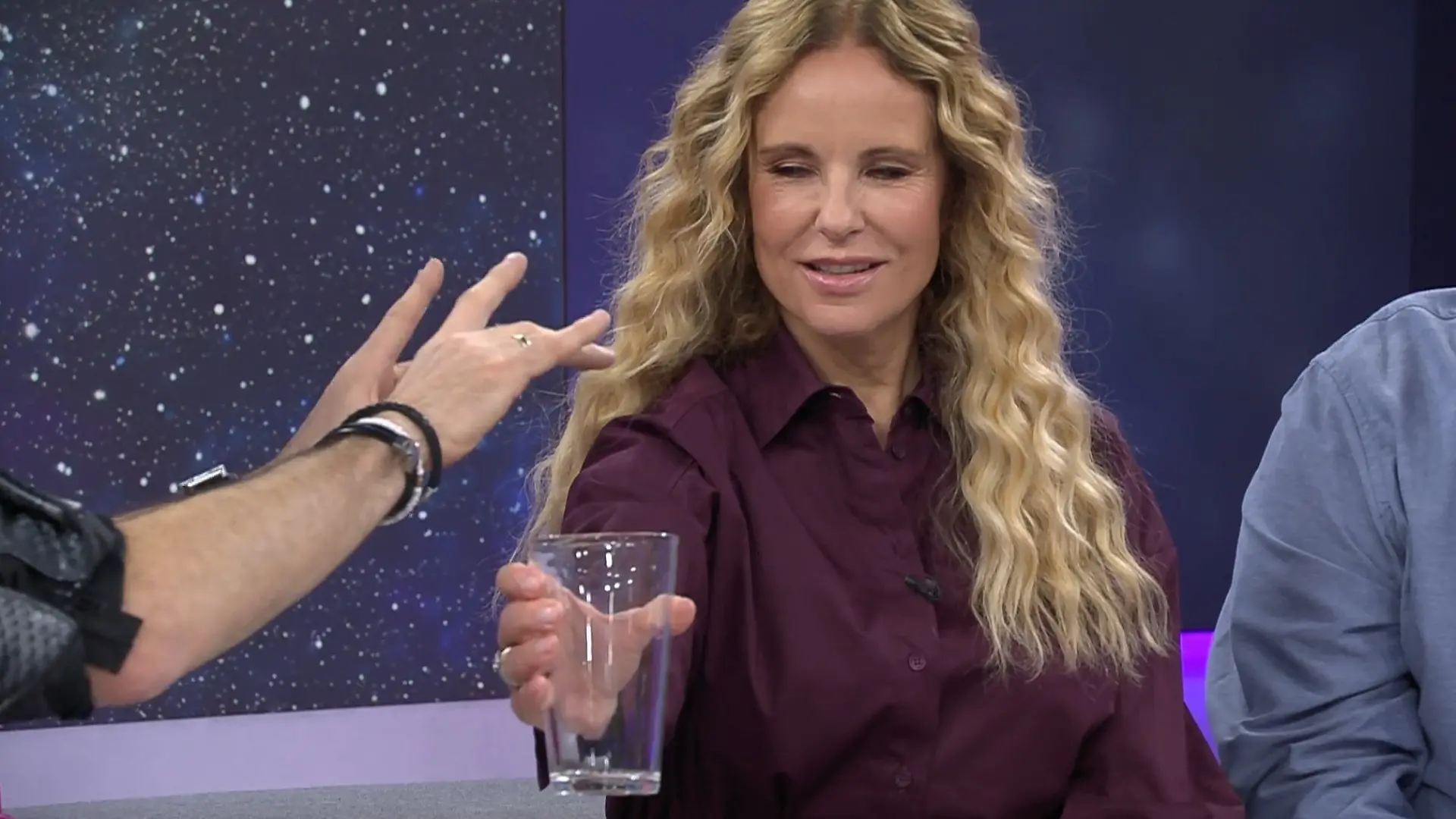 Ehrlich Brothers zaubern live! Katja Burkard zerspringt Glas bei Punkt 12 „Wir machen deine Energie sichtbar“
