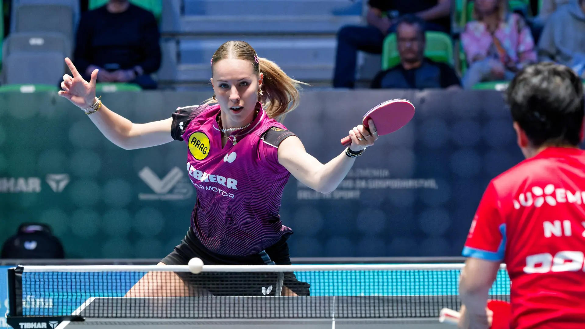 16.10.2026, Slowenien, Ljubljana: Tischtennis: Europameisterschaft, Einzel, Frauen, Achtelfinale, Kaufmann (Deutschland) gegen Ni Xia Lian (Luxemburg). Annett Kaufmann (hinten) in Aktion. Foto: Manfred Schillings/dpa +++ dpa-Bildfunk +++