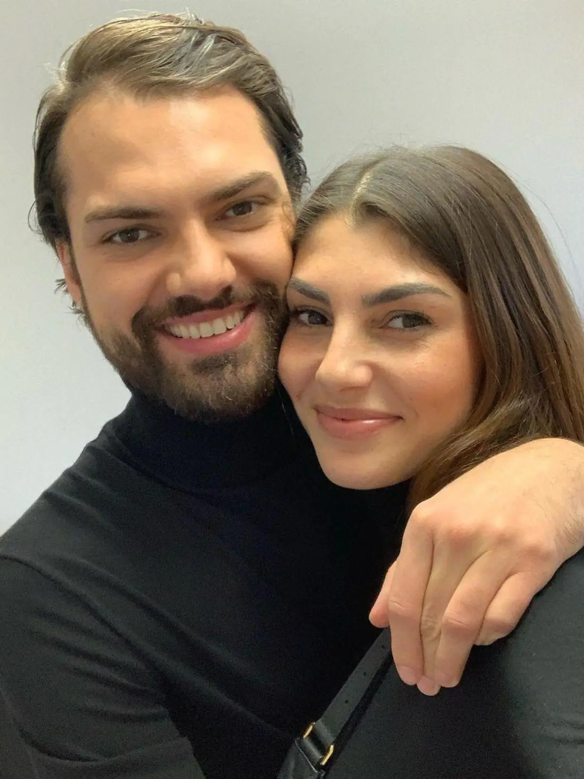 Yeliz Koc und Jimi Blue Ochsenknecht zeigen allen, wie happy sie sind.