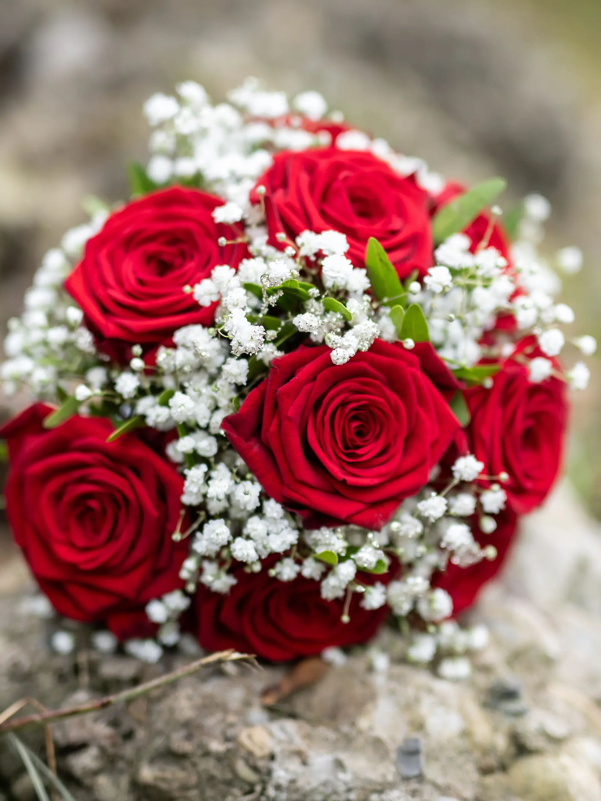 Ein Brautstrauß ist während einer Hochzeit zu sehen.