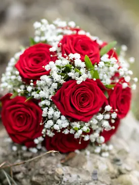 Ein Brautstrauß ist während einer Hochzeit zu sehen.