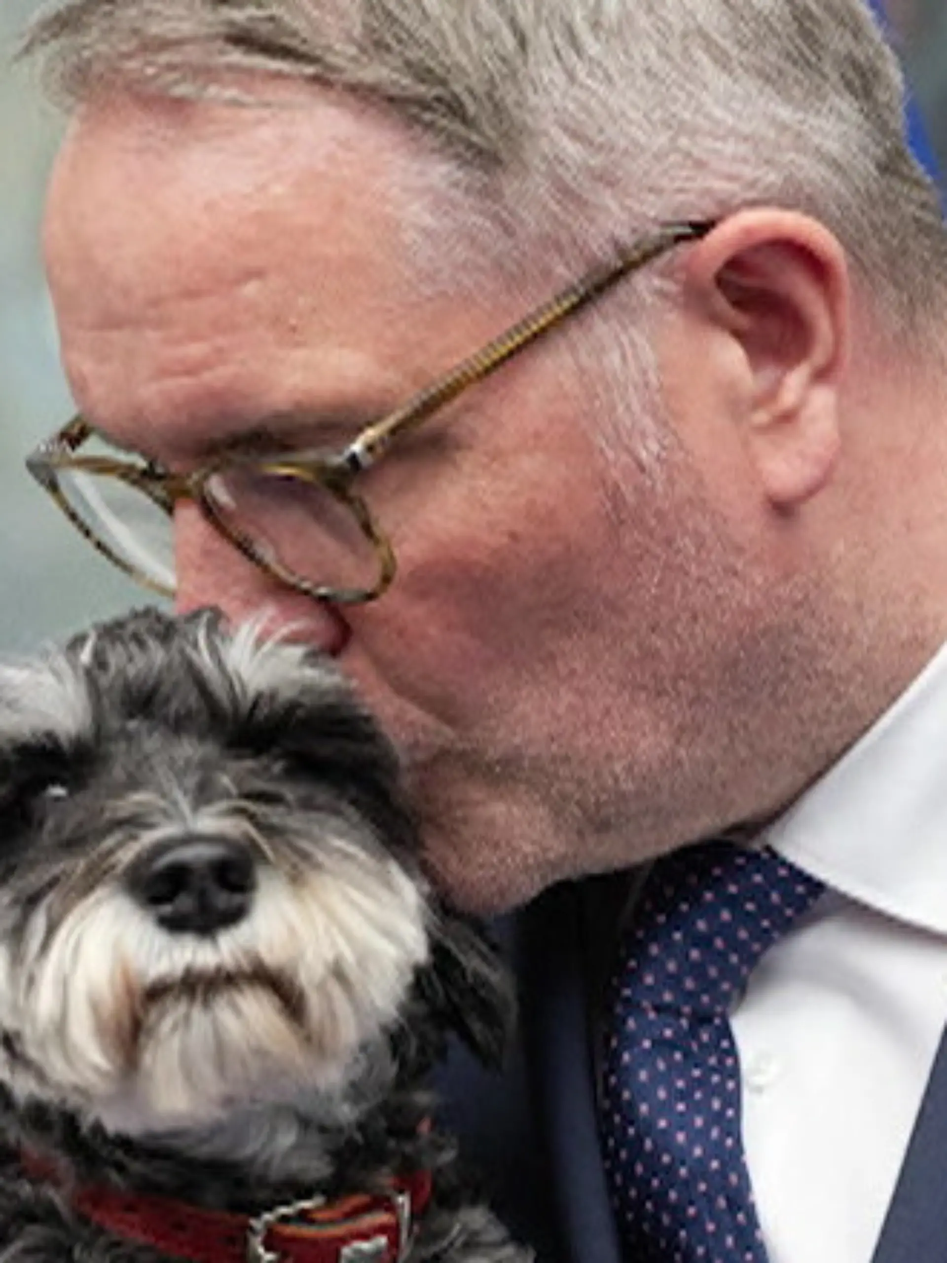 Bild zu: "Kussfoto zum Amtsantritt! Deutschlands neuer Arbeitsminister zeigt sich verschmust"
