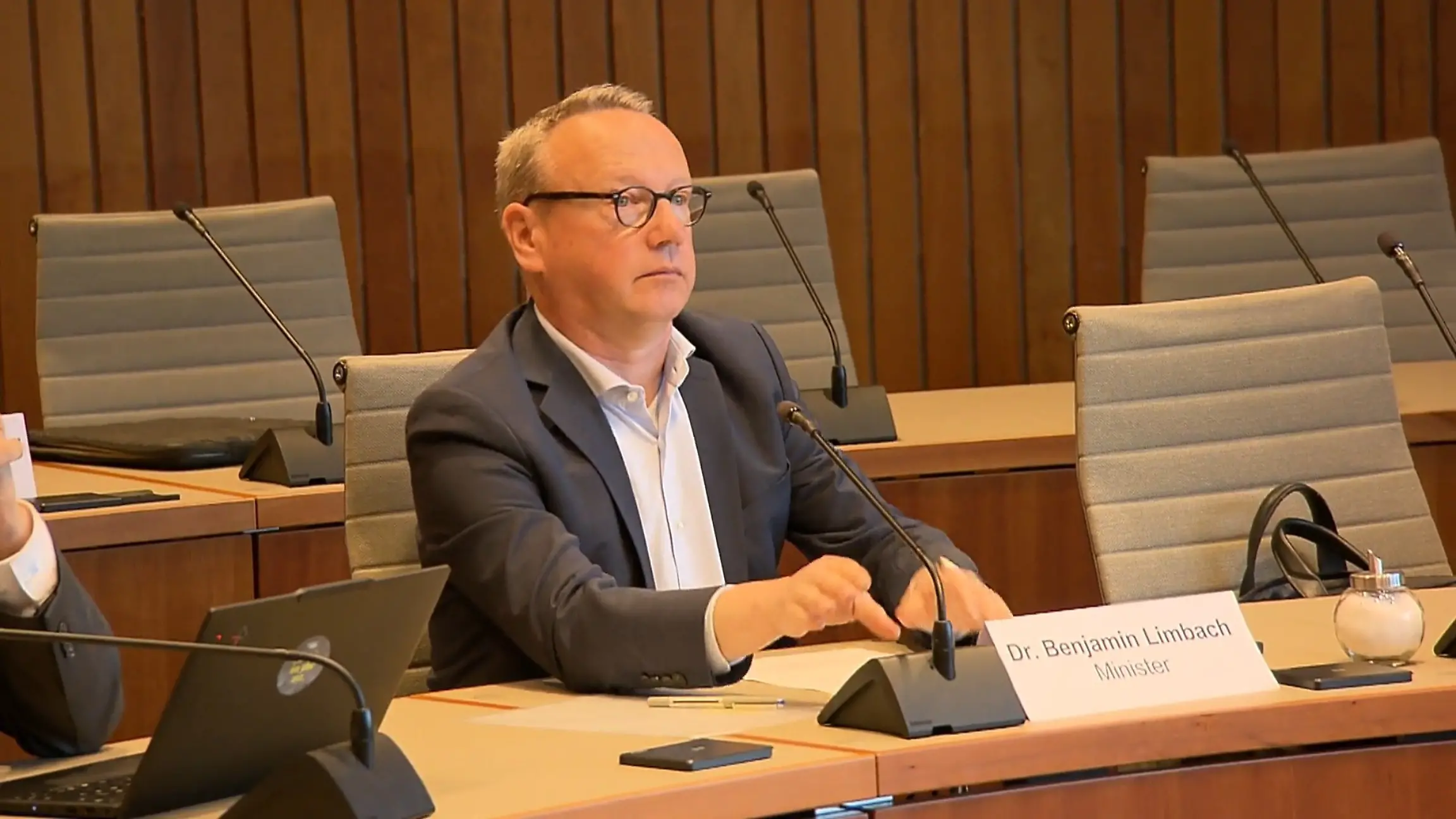 Limbach (Grüne) weiter unter Druck Vorwürfe gegen NRW-Minister