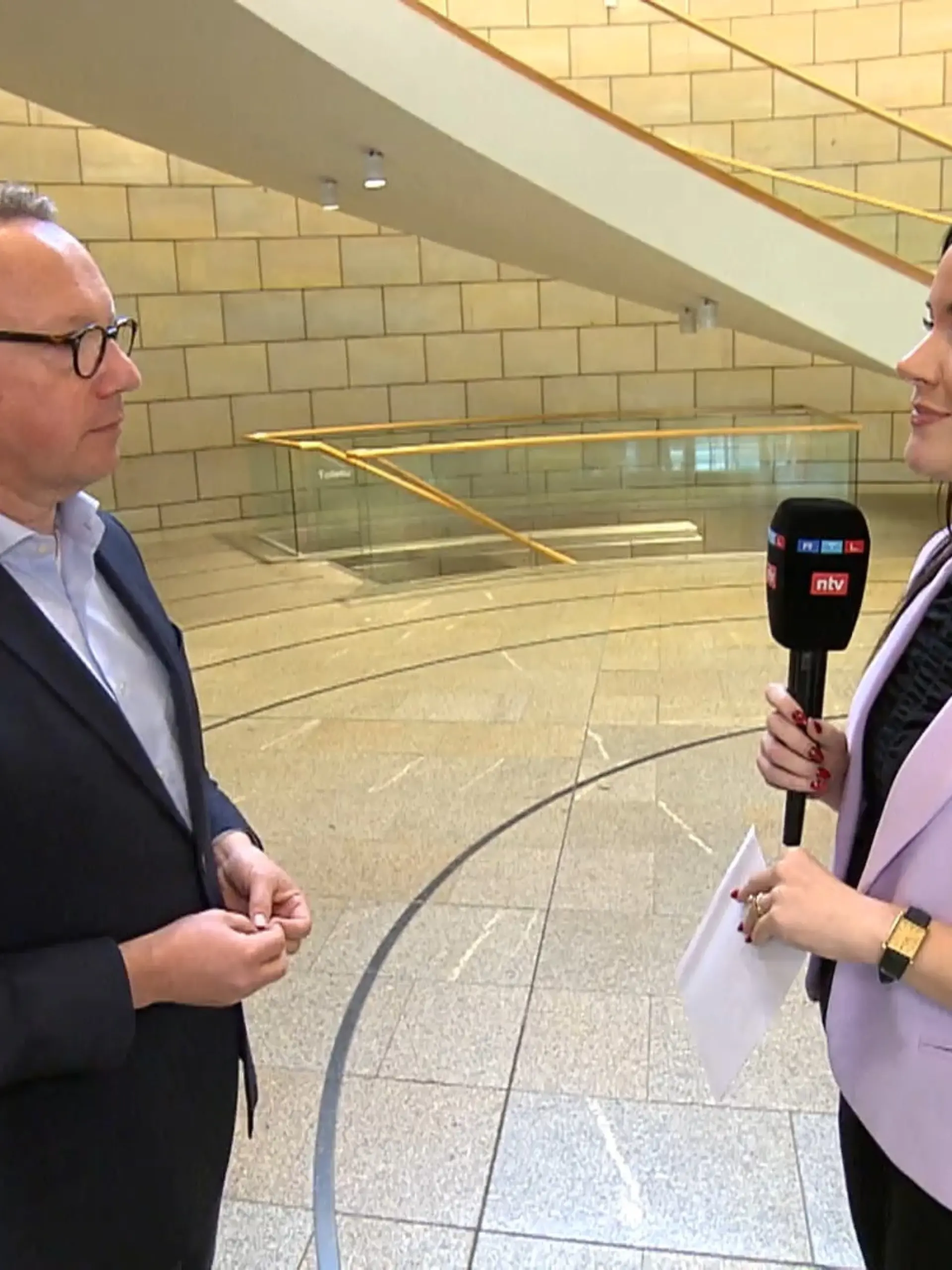 Bild zu: "Interview mit NRW-Justizminister Benjamin Limbach (Grüne)"