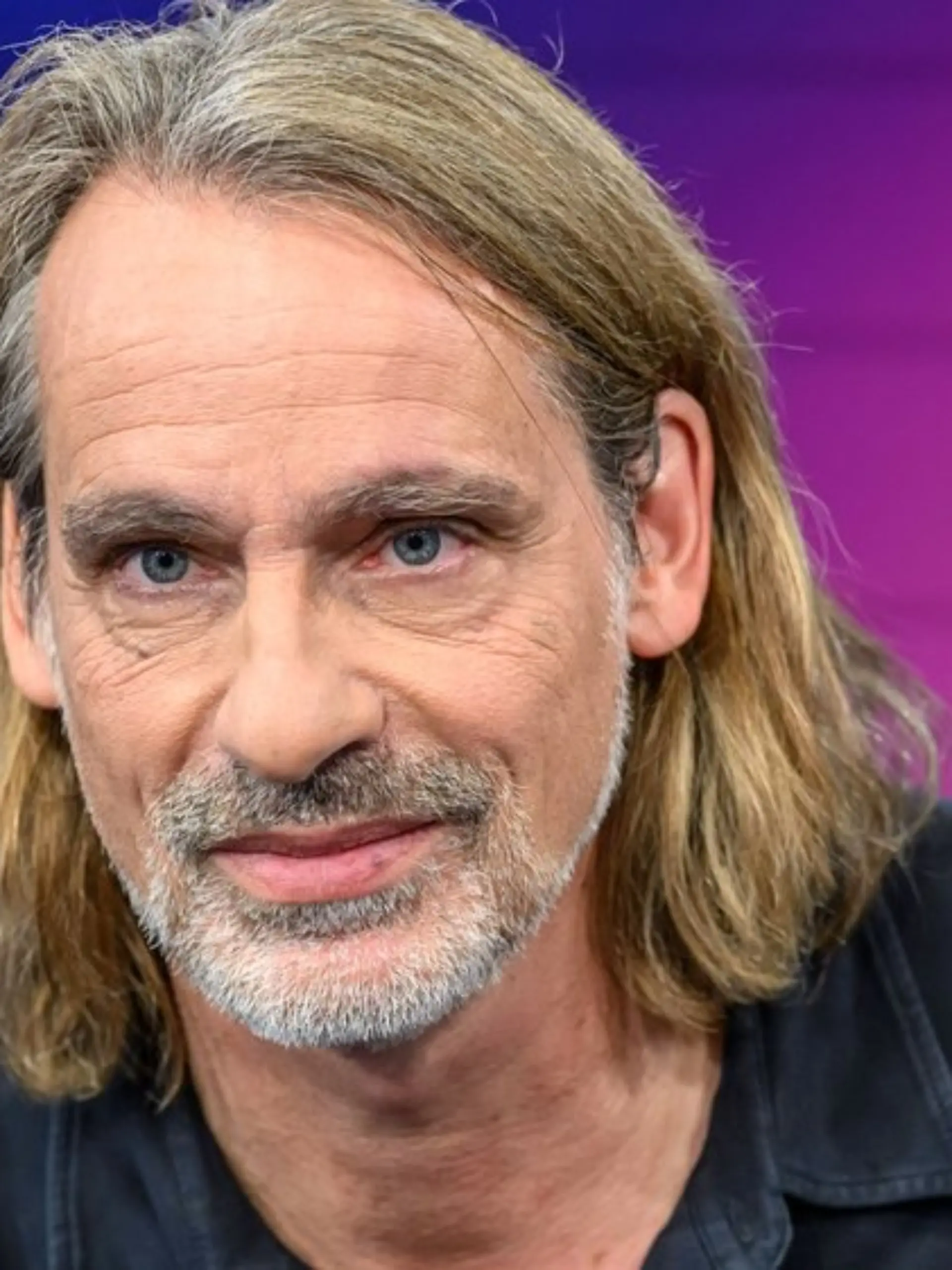 Richard David Precht hat in seinem Podcast offen über die letzte Zeit mit seinem Vater gesprochen.