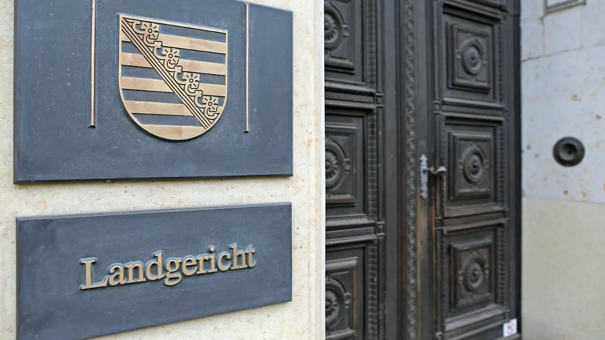 ARCHIV - 07.02.2014, Sachsen, Leipzig: Das Schild am Eingang zum Landgericht Leipzig. (zu dpa «Fortsetzung Prozess wegen Versuchs der schweren Brandstiftung») Foto: Jan Woitas/zb/dpa +++ dpa-Bildfunk +++