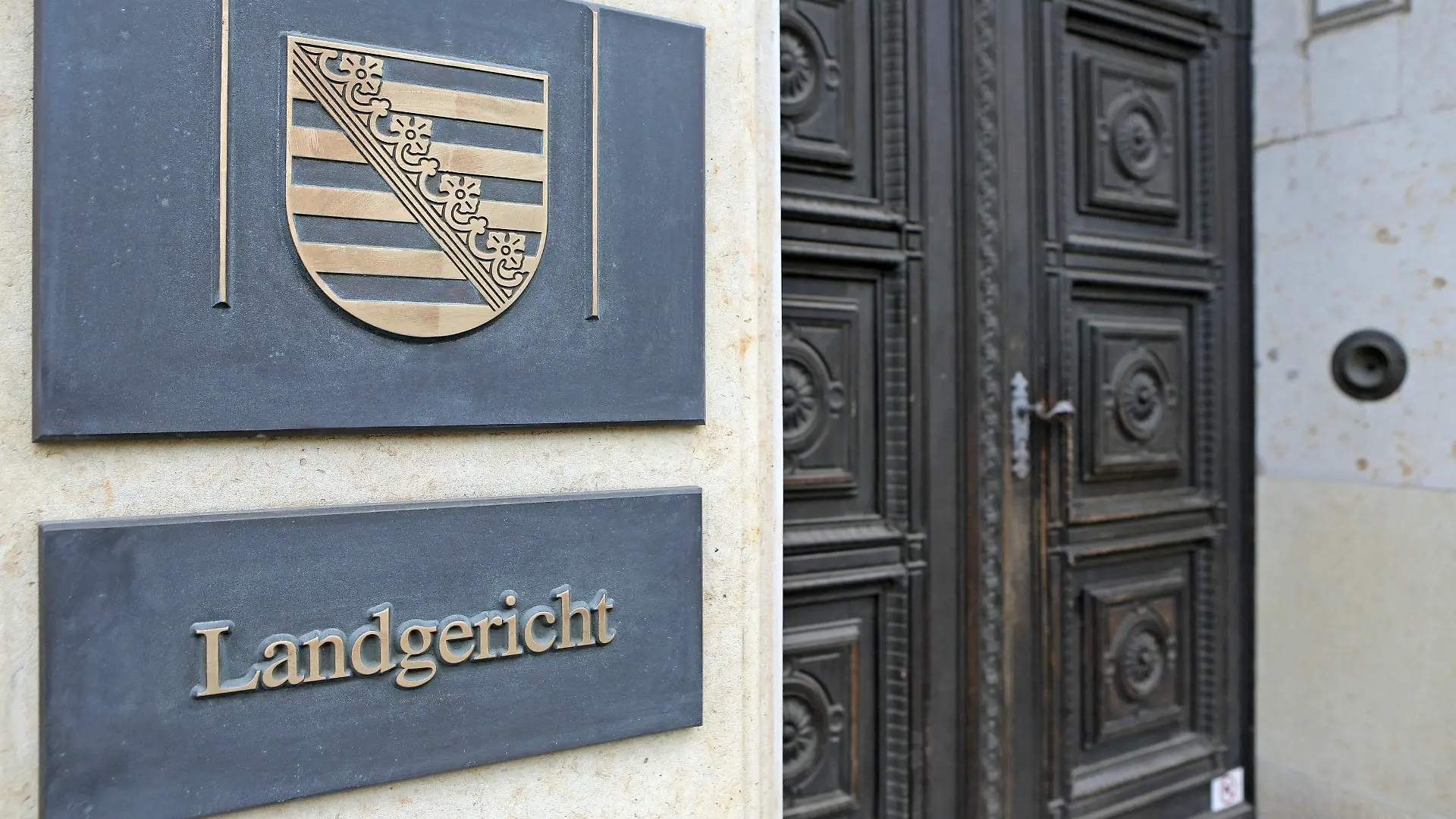 ARCHIV - 07.02.2014, Sachsen, Leipzig: Das Schild am Eingang zum Landgericht Leipzig. (zu dpa «Fortsetzung Prozess wegen Versuchs der schweren Brandstiftung») Foto: Jan Woitas/zb/dpa +++ dpa-Bildfunk +++