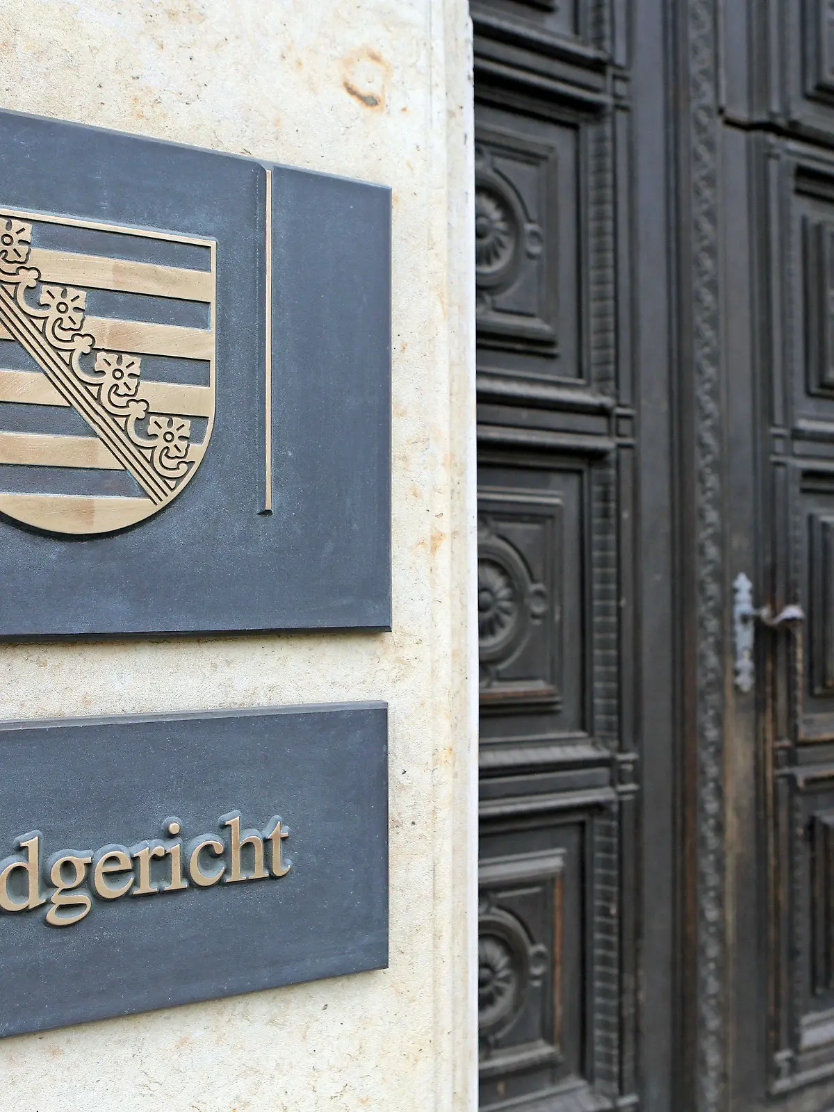 ARCHIV - 07.02.2014, Sachsen, Leipzig: Das Schild am Eingang zum Landgericht Leipzig. (zu dpa «Fortsetzung Prozess wegen Versuchs der schweren Brandstiftung») Foto: Jan Woitas/zb/dpa +++ dpa-Bildfunk +++