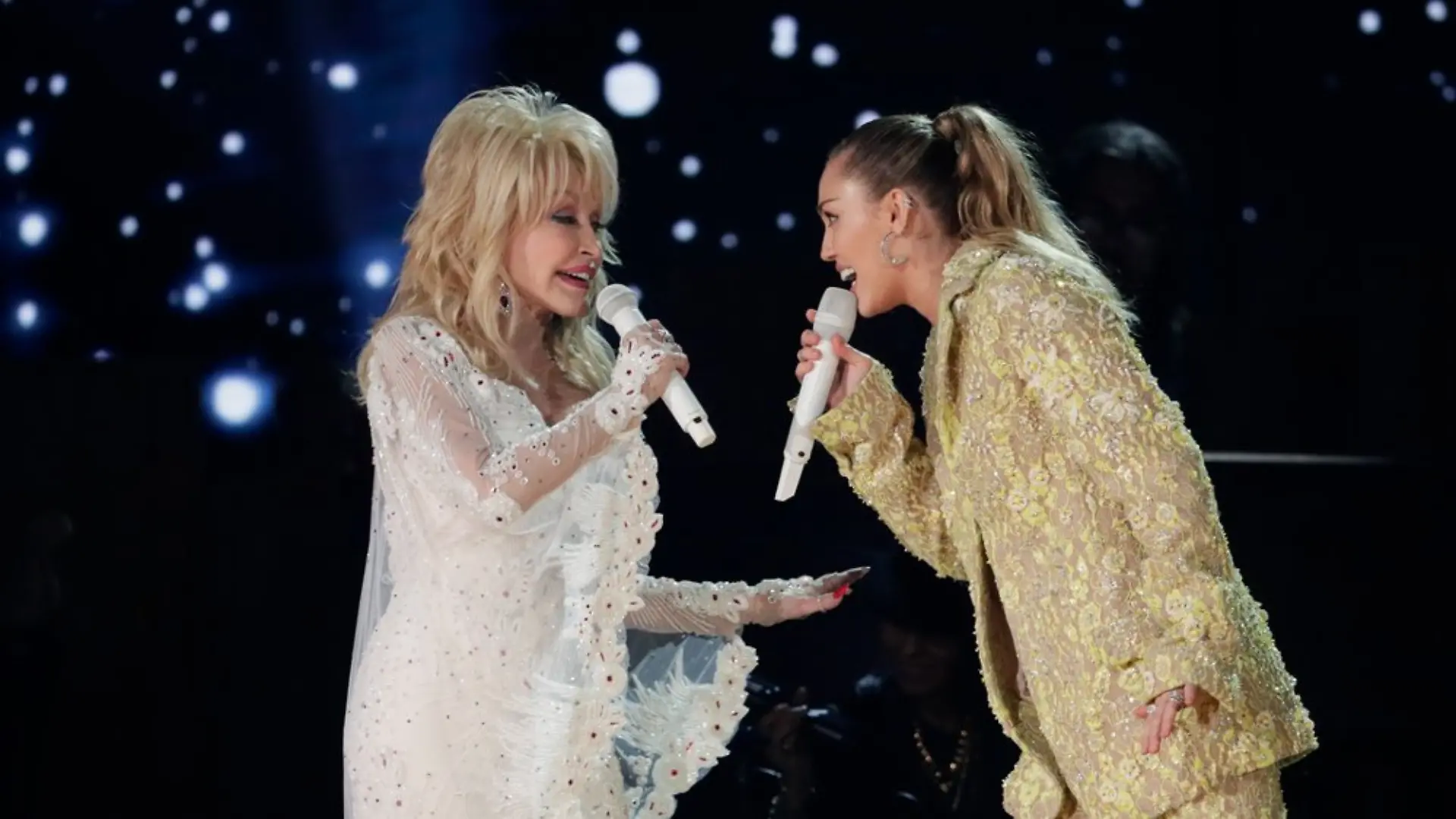 Dolly Parton (l.) und Miley Cyrus bei einem gemeinsamen Auftritt im Jahr 2019.