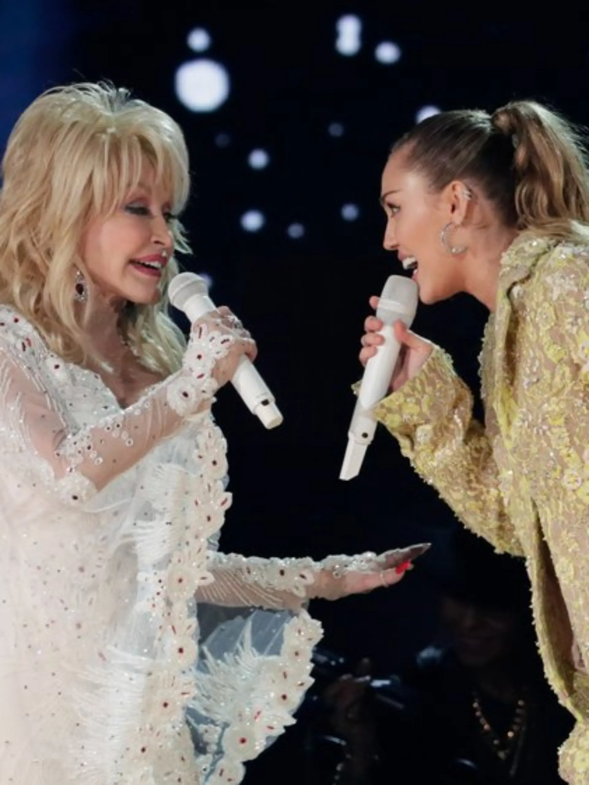 Dolly Parton (l.) und Miley Cyrus bei einem gemeinsamen Auftritt im Jahr 2019.