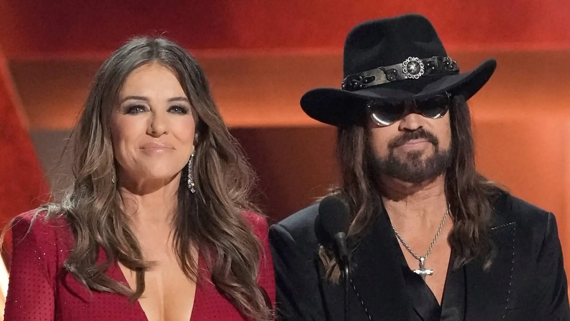 Liz Hurley und Billy Ray Cyrus haben ihre Beziehung im Jahr 2025 öffentlich gemacht.