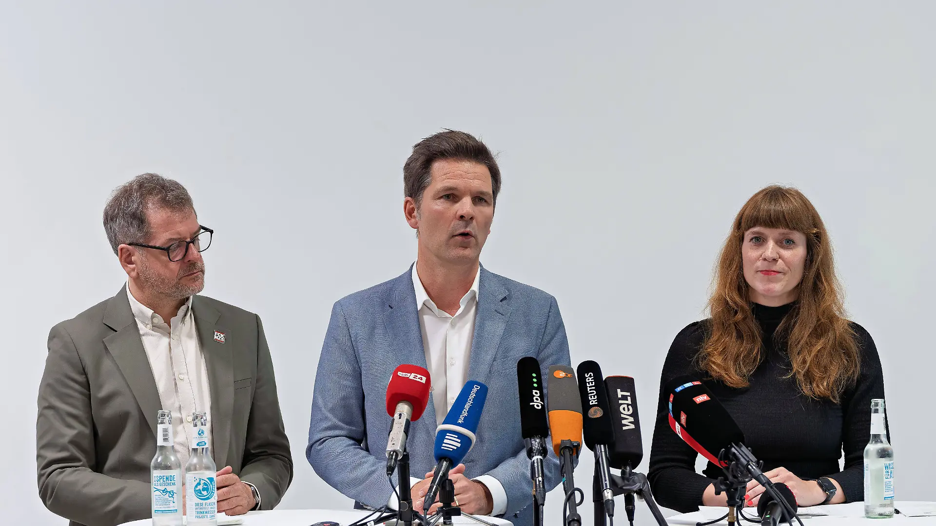 Berlin, 08.10.2026: Steffen Krach SPD, M. spricht neben Werner Graf Bündnis 90/Die Grünen, l. und Kerstin Wolter-Ehling Die Linke, r. beim gemeinsamen Pressestatement nach Abschluss der Vorgespräche ihrer Parteien im Foyer des Hauses der Statistik. Pressestatement von Linke, Grünen und SPD in Berlin *** Berlin, October 8, 2026: Steffen Krach SPD, center speaks alongside Werner Graf Alliance 90/The Greens, left and Kerstin Wolter Ehling The Left, right during a joint press statement following the conclusion of their parties preliminary talks in the foyer of the Haus der Statistik. Press statement by The Left, the Greens, and the SPD in Berlin