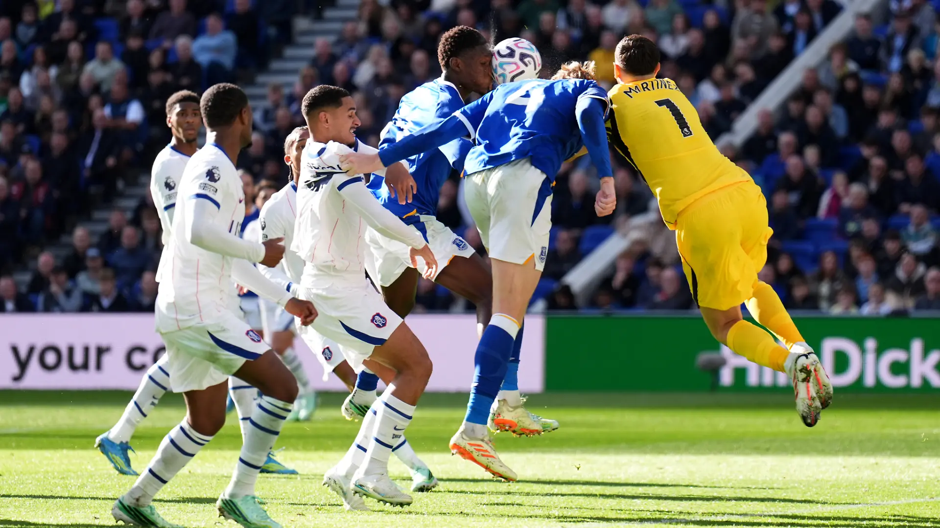 Fußball, Männer: Premier League, England, FC Everton - FC Chelsea, 7. Spieltag. Chelsea-Torhüter Emiliano Martinez (r) zieht sich während des Premier-League-Spiels im Hill Dickinson Stadium in Liverpool eine Verletzung zu. +++ dpa-Bildfunk +++
