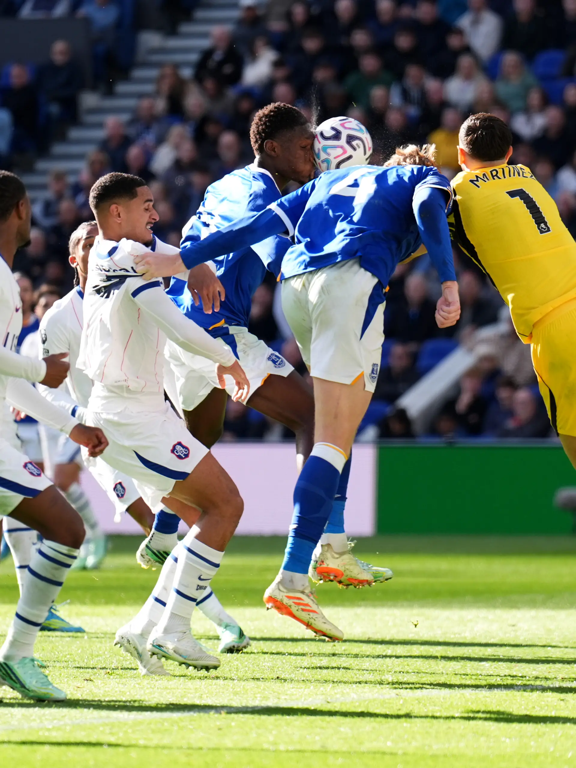 Fußball, Männer: Premier League, England, FC Everton - FC Chelsea, 7. Spieltag. Chelsea-Torhüter Emiliano Martinez (r) zieht sich während des Premier-League-Spiels im Hill Dickinson Stadium in Liverpool eine Verletzung zu. +++ dpa-Bildfunk +++