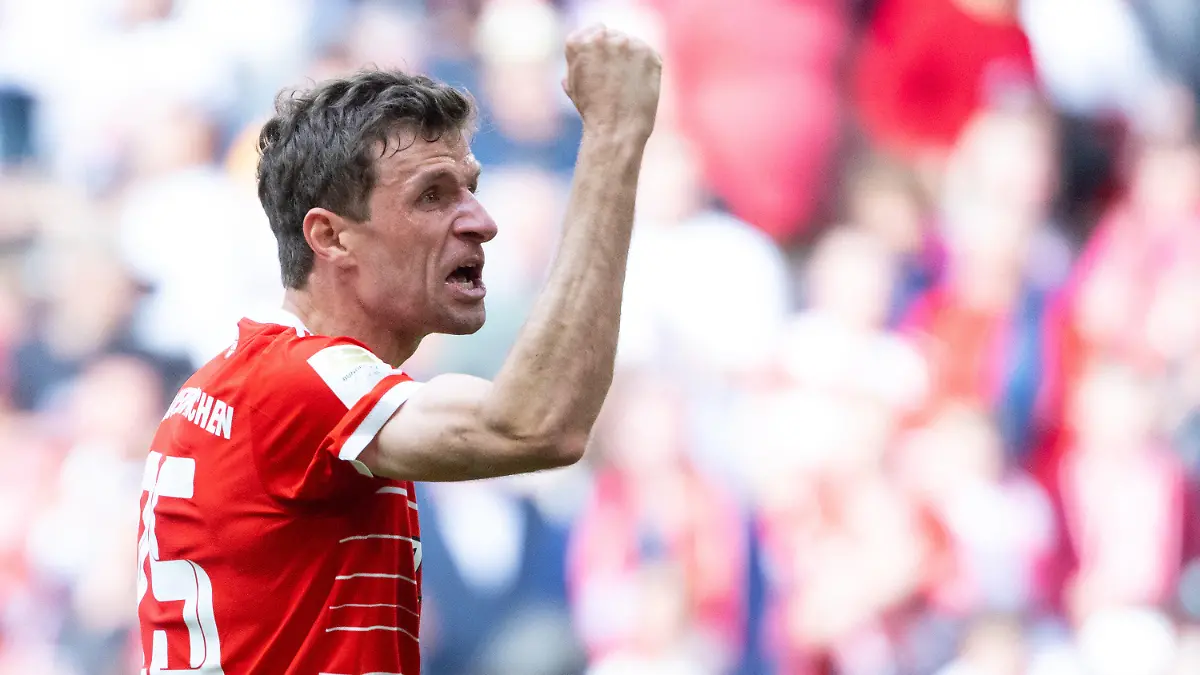 30.04.2023, Bayern, München: Fußball: Bundesliga, Bayern München - Hertha BSC, 30. Spieltag in der Allianz Arena. Thomas Müller von München jubelt nach dem Spiel. (zu dpa: «Müller fordert von Bayern-Profis «Goldfisch-Mentalität»») Foto: Sven Hoppe/dpa - WICHTIGER HINWEIS: Gemäß den Vorgaben der DFL Deutsche Fußball Liga bzw. des DFB Deutscher Fußball-Bund ist es untersagt, in dem Stadion und/oder vom Spiel angefertigte Fotoaufnahmen in Form von Sequenzbildern und/oder videoähnlichen Fotostrecken zu verwerten bzw. verwerten zu lassen. +++ dpa-Bildfunk +++