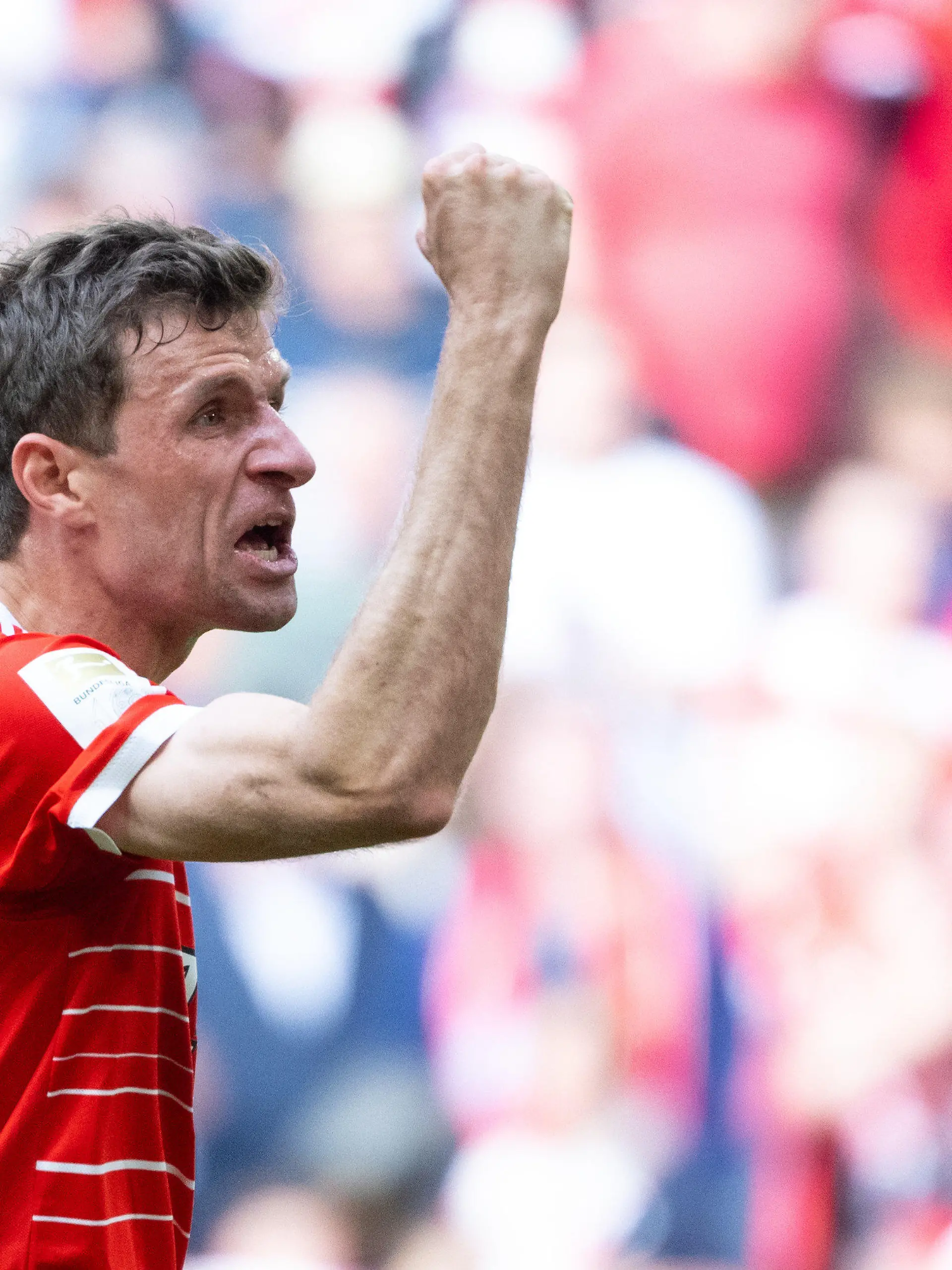 30.04.2023, Bayern, München: Fußball: Bundesliga, Bayern München - Hertha BSC, 30. Spieltag in der Allianz Arena. Thomas Müller von München jubelt nach dem Spiel. (zu dpa: «Müller fordert von Bayern-Profis «Goldfisch-Mentalität»») Foto: Sven Hoppe/dpa - WICHTIGER HINWEIS: Gemäß den Vorgaben der DFL Deutsche Fußball Liga bzw. des DFB Deutscher Fußball-Bund ist es untersagt, in dem Stadion und/oder vom Spiel angefertigte Fotoaufnahmen in Form von Sequenzbildern und/oder videoähnlichen Fotostrecken zu verwerten bzw. verwerten zu lassen. +++ dpa-Bildfunk +++