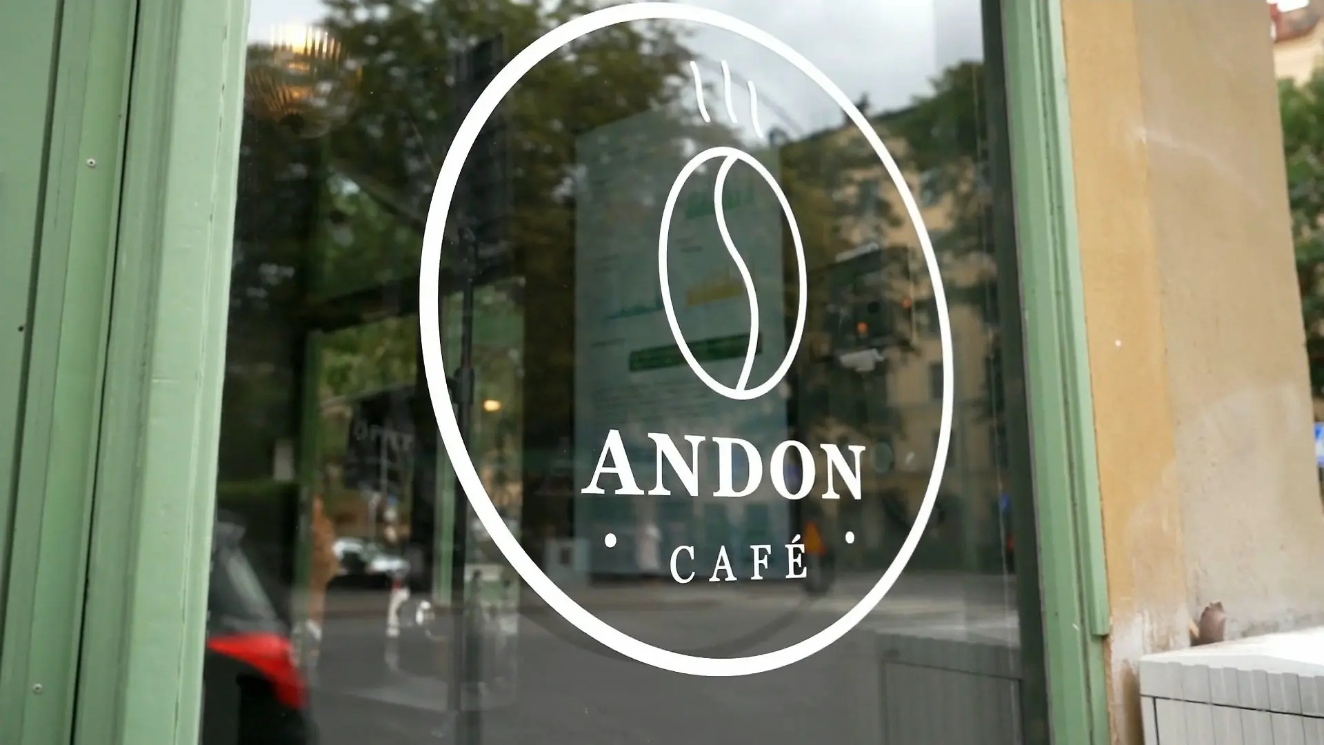Hier ist die KI die Chefin Ein Café, das eine KI führt