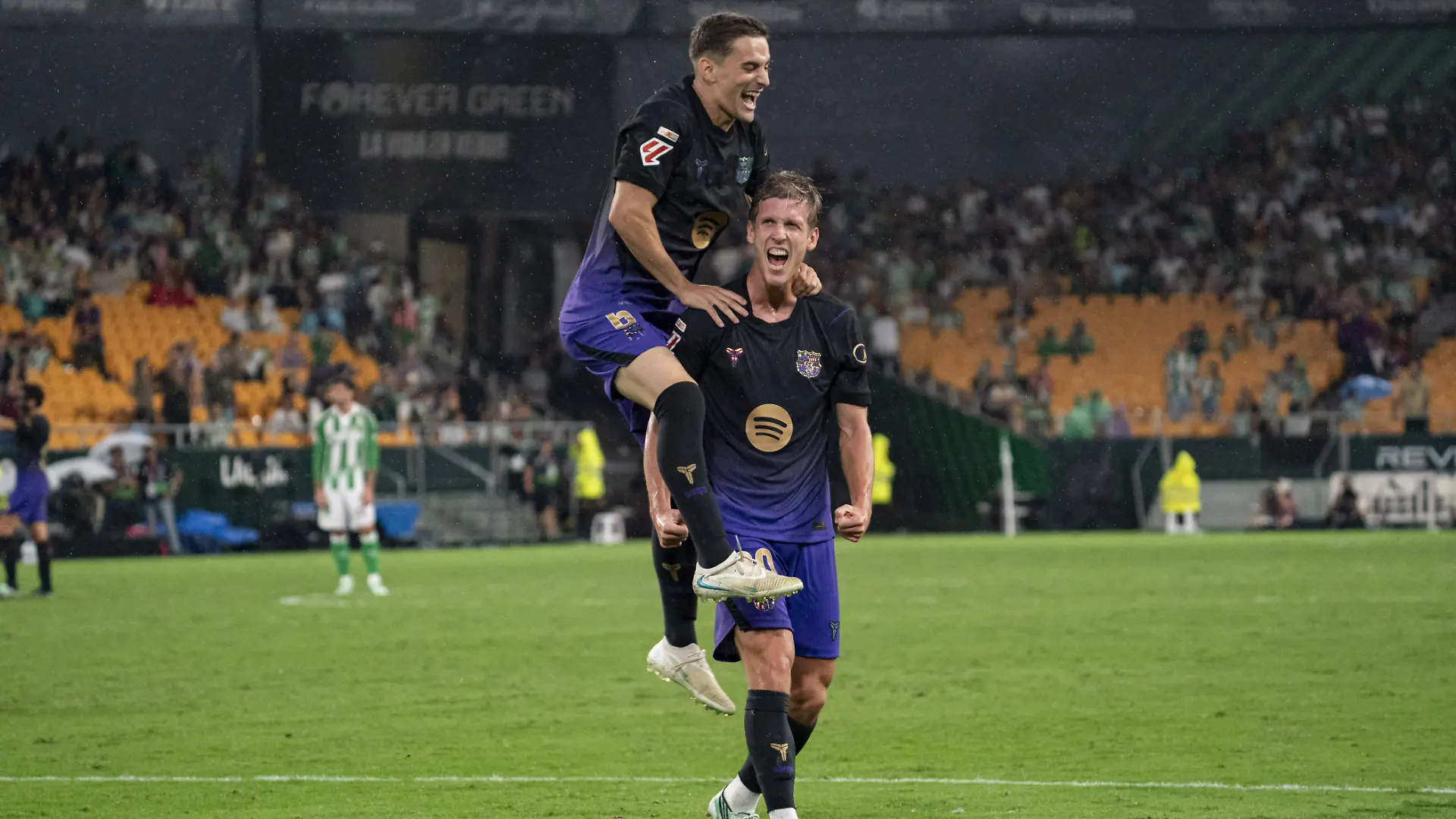 SEVILLA, SPAIN - OCTOBER 17: Gavi N6 celebrates with Dani Olmo N20 his late goal during La Liga match between Real Betis and Barcelona at La Cartuja stadium on the 17th of October, 2026 in Seville, Spain Copyright: xAndresxLopezxSheridanxx/xSPPx Sportspressphoto_SPR258993