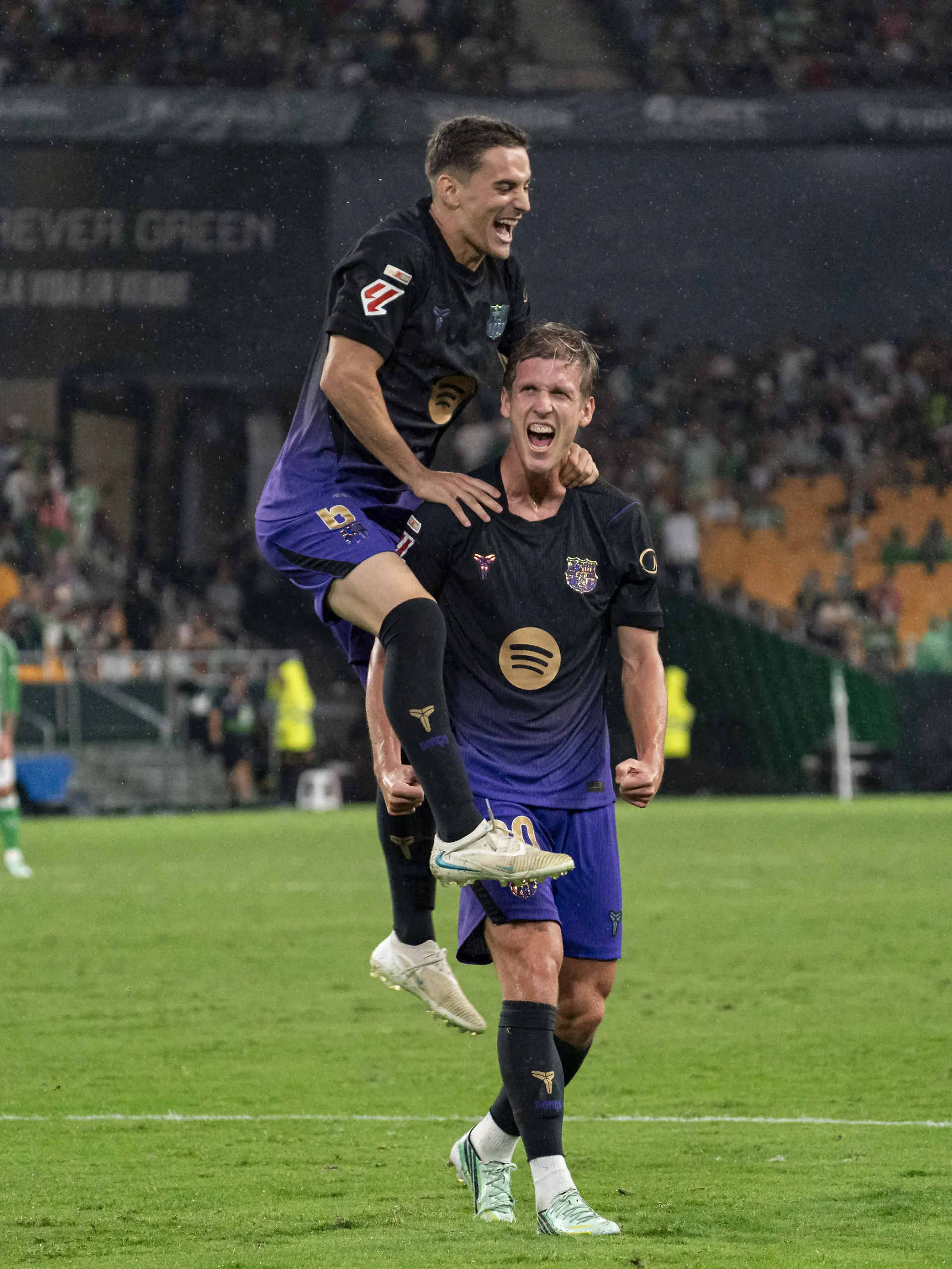SEVILLA, SPAIN - OCTOBER 17: Gavi N6 celebrates with Dani Olmo N20 his late goal during La Liga match between Real Betis and Barcelona at La Cartuja stadium on the 17th of October, 2026 in Seville, Spain Copyright: xAndresxLopezxSheridanxx/xSPPx Sportspressphoto_SPR258993