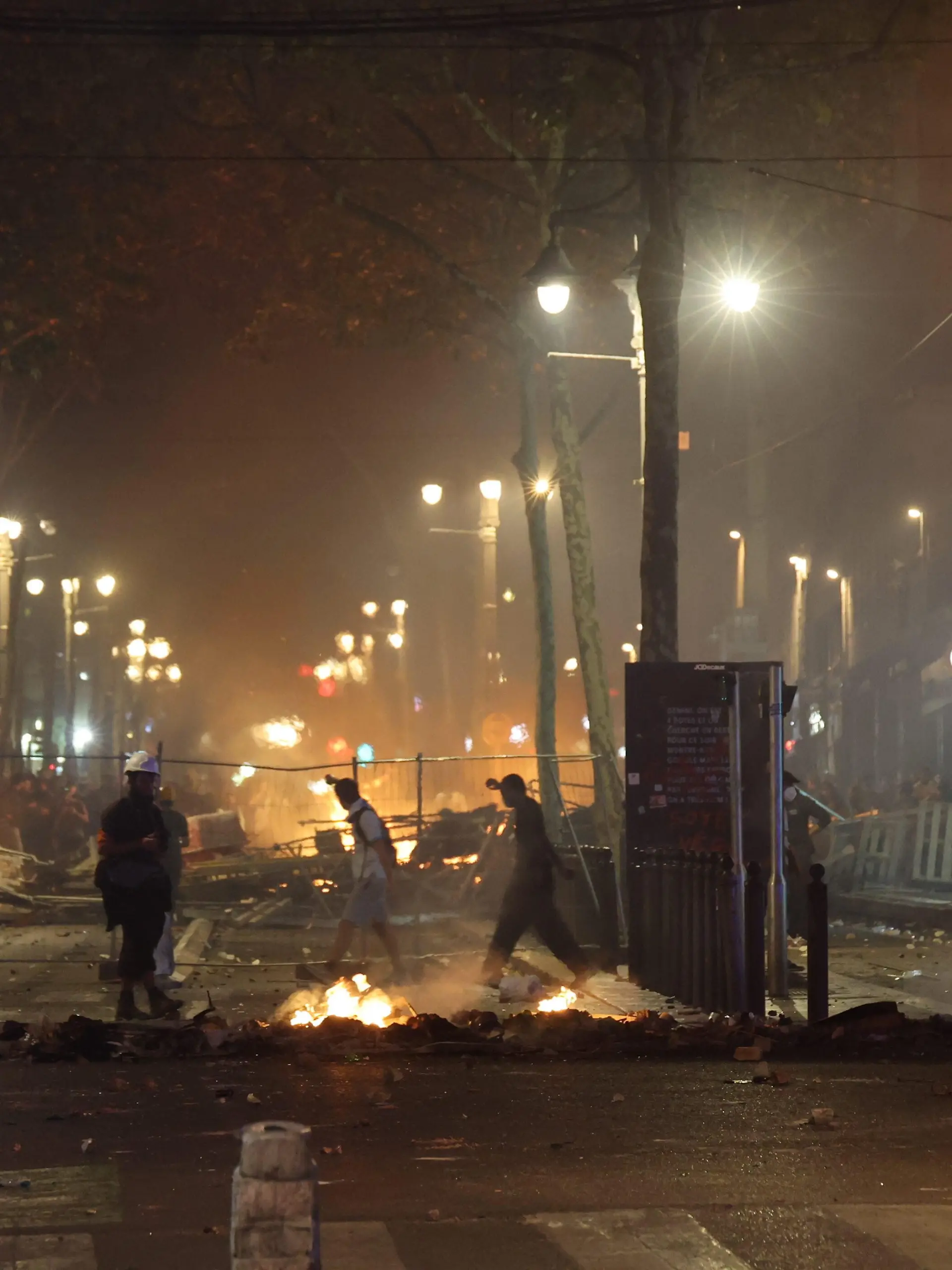 ©PHOTOPQR/LA PROVENCE/Gilles BADER ; Marseille ; manifestation des lyceens et gilets jaune le samedi 17 octobre Le centre-ville de Marseille porte les stigmates des pillages et des affrontements entre manifestants et forces de l'ordre. The call for mobilization on October 17 has drawn support from a range of groupsfrom figures within the "Yellow Vests" movement and labor unions to university and high school students.