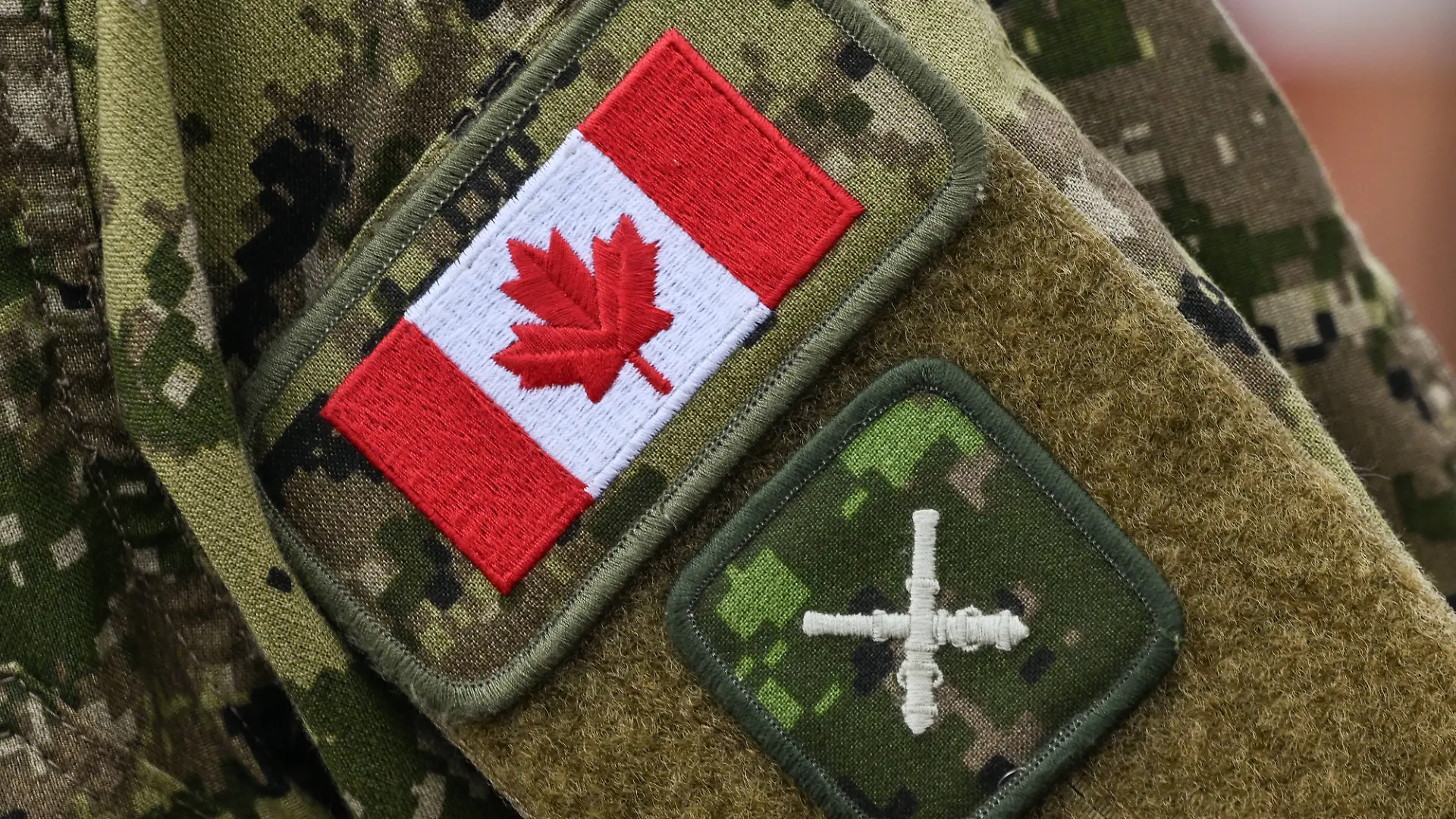 Canadian Armed Forces Sees Decade-High Recruitment Numbers EDMONTON, CANADA JULY 18: The Canadian flag and Royal Regiment of Canadian Artillery RCA Gunner L1 badges are visible on a soldiers sleeve as members of the Canadian Armed Forces engage with visitors at a promotional stand during a summer festival in Edmonton, Alberta, Canada, on July 18, 2025. Recruitment in the Canadian Armed Forces has hit a decade high, with over 6,700 new enlistees last year, a 55 percent increase surpassing government targets, driven by recent modernization reforms. Edmonton Canada PUBLICATIONxNOTxINxFRA Copyright: xArturxWidakx originalFilename: widak-canadian250719_np2Yv.jpg