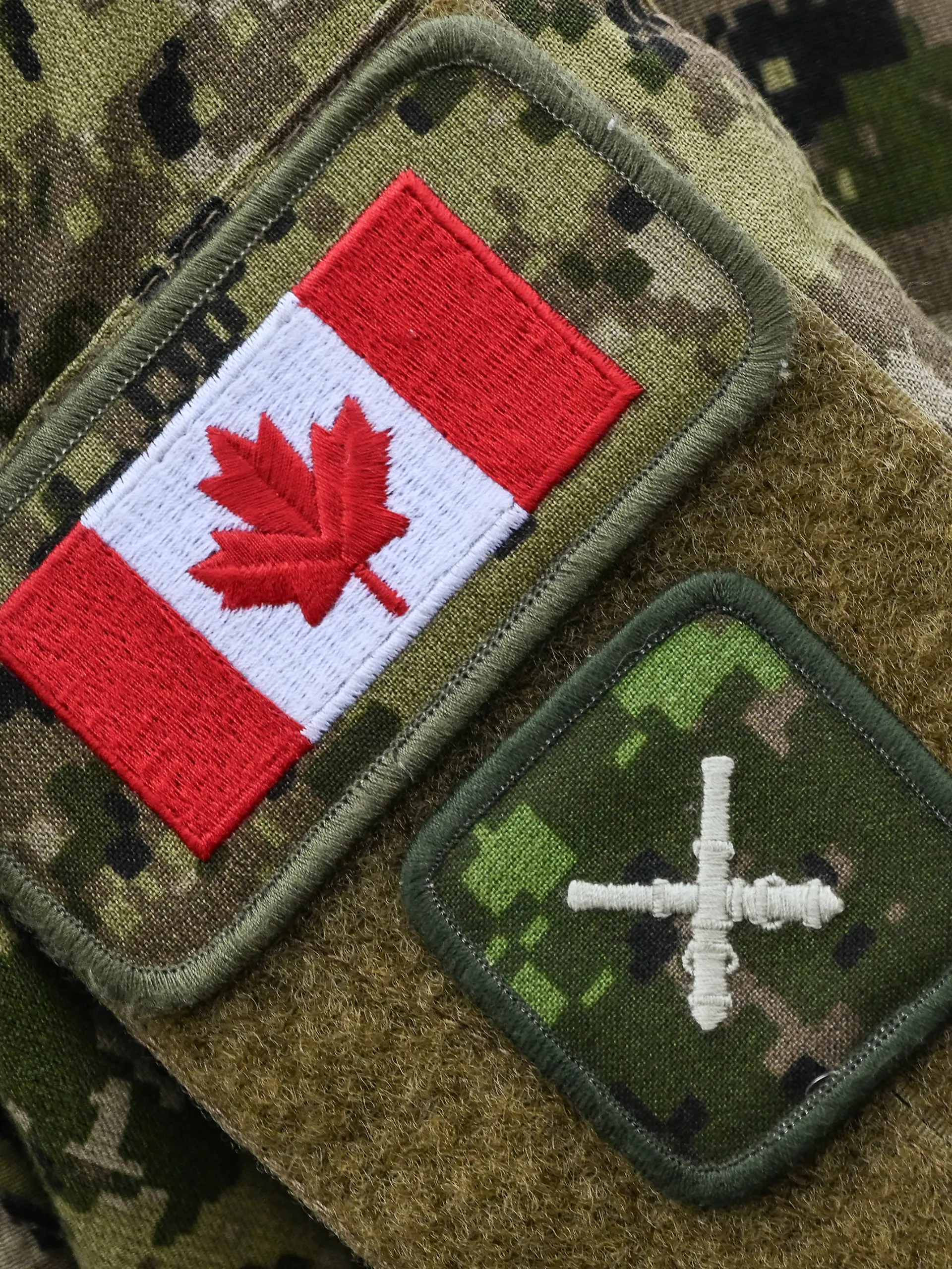 Canadian Armed Forces Sees Decade-High Recruitment Numbers EDMONTON, CANADA JULY 18: The Canadian flag and Royal Regiment of Canadian Artillery RCA Gunner L1 badges are visible on a soldiers sleeve as members of the Canadian Armed Forces engage with visitors at a promotional stand during a summer festival in Edmonton, Alberta, Canada, on July 18, 2025. Recruitment in the Canadian Armed Forces has hit a decade high, with over 6,700 new enlistees last year, a 55 percent increase surpassing government targets, driven by recent modernization reforms. Edmonton Canada PUBLICATIONxNOTxINxFRA Copyright: xArturxWidakx originalFilename: widak-canadian250719_np2Yv.jpg