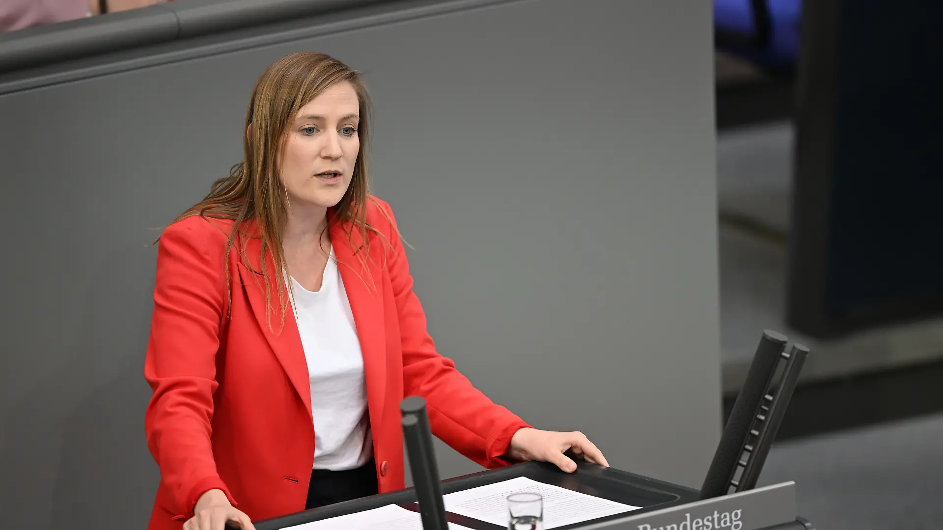 Carmen Wegge (SPD) spricht im Plenarsaal des Bundestag.