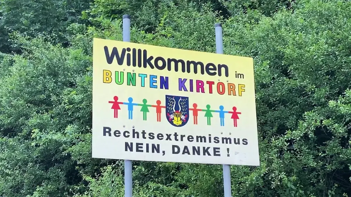 Der Ort Kritorf, wo der frühere Polizist herkommt, hat sich für eine bunte Gesellschaft positioniert.