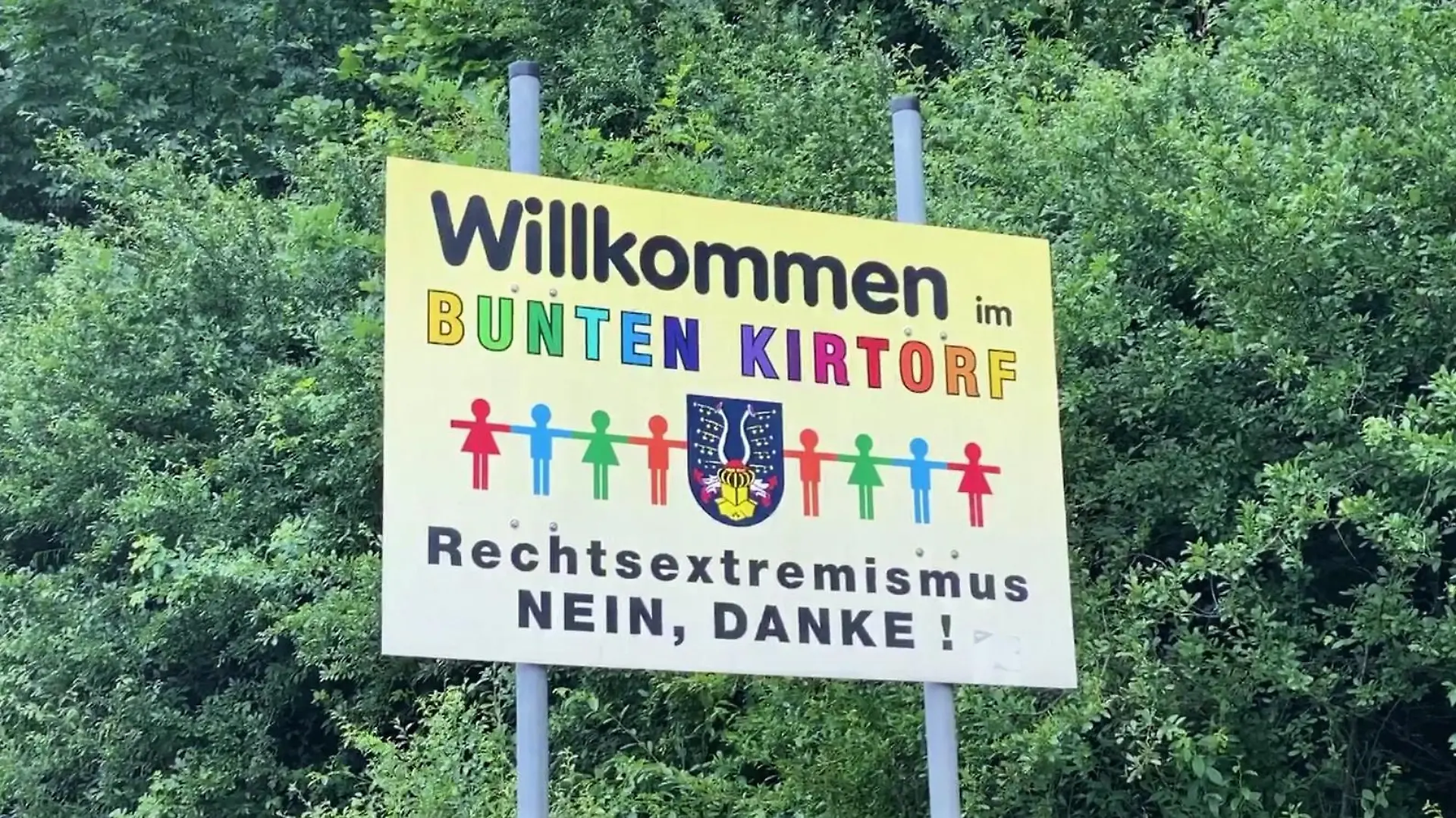 Der Ort Kritorf, wo der frühere Polizist herkommt, hat sich für eine bunte Gesellschaft positioniert.