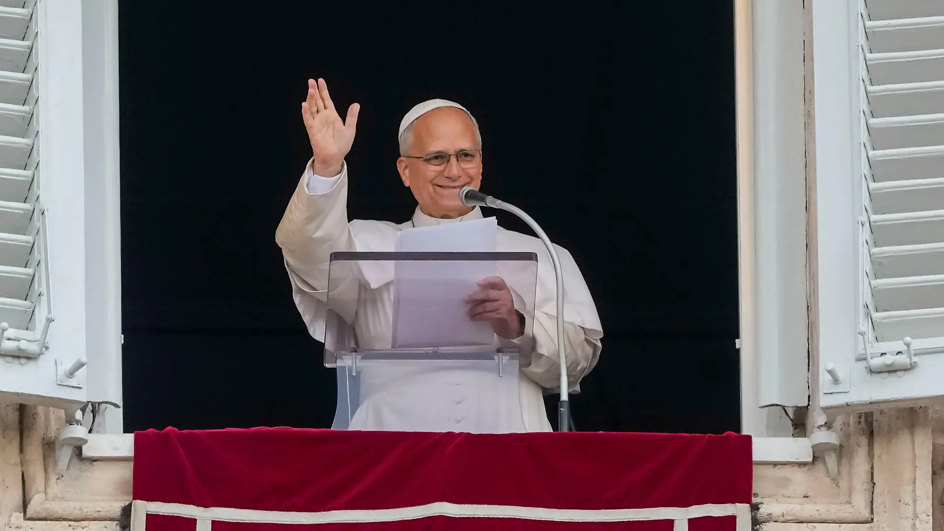 Papst Leo XIV. erscheint am Fenster seines Arbeitszimmers im Apostolischen Palast mit Blick auf den Petersplatz im Vatikan, um nach dem Angelusgebet den traditionellen Mittagssegen zu erteilen, einen Tag nach seiner Rückkehr aus dem Krankenhaus, wo ihm am Dienstag ein Lungenkrebs entfernt worden war. +++ dpa-Bildfunk +++