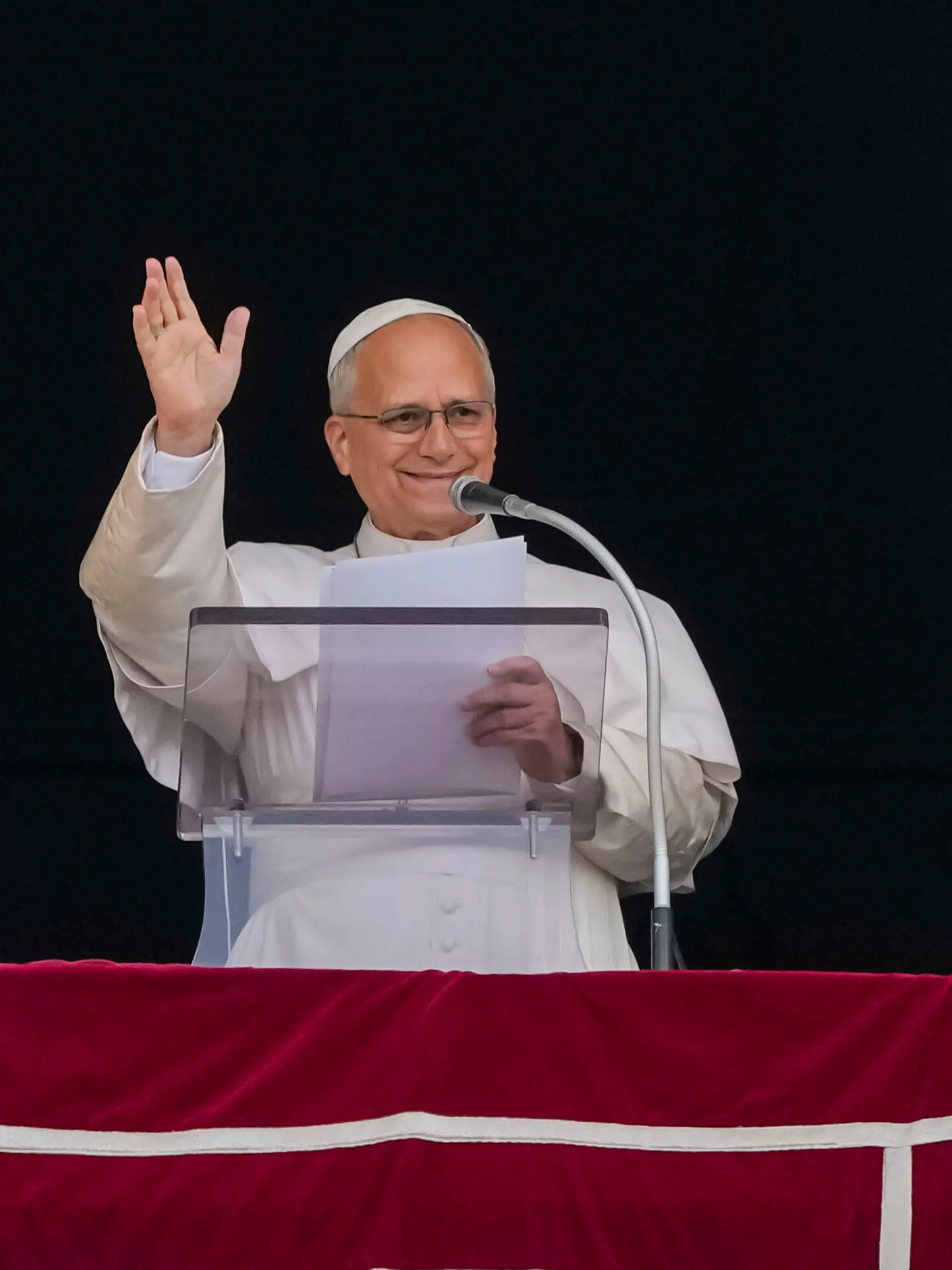 Papst Leo XIV. erscheint am Fenster seines Arbeitszimmers im Apostolischen Palast mit Blick auf den Petersplatz im Vatikan, um nach dem Angelusgebet den traditionellen Mittagssegen zu erteilen, einen Tag nach seiner Rückkehr aus dem Krankenhaus, wo ihm am Dienstag ein Lungenkrebs entfernt worden war. +++ dpa-Bildfunk +++