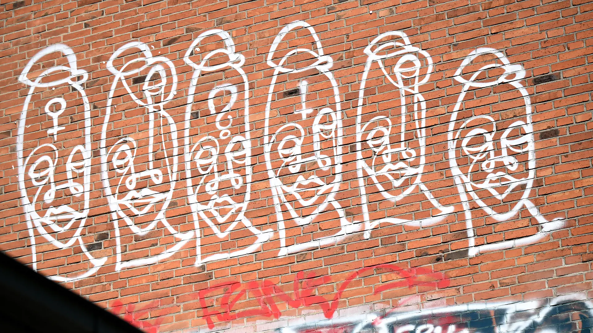 10.07.2026, Hamburg: Signature-Graffitis des "Satisfied Guy" sind an einer Hauswand in Eimsbüttel zu sehen. Foto: Lilli Förter/dpa +++ dpa-Bildfunk +++