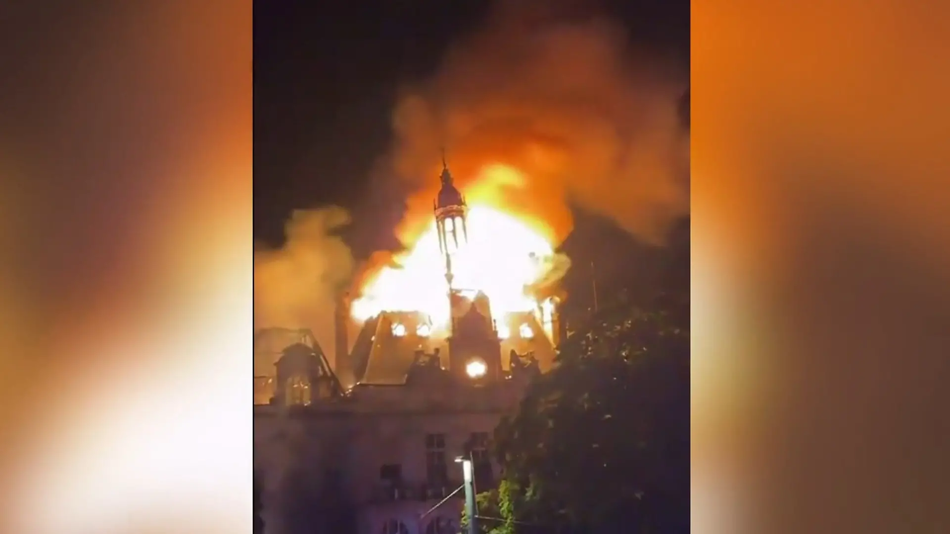Glockenturm stürzt ein! Demonstranten setzen historisches Rathaus in Flammen Gewalt bei Protesten in Frankreich
