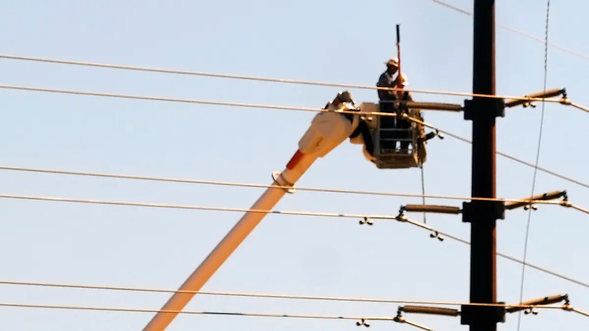  June 26, 2021, NEW MEXICO, USA: 062621.A PNM crew repairs the power line following the fatal Balloon crash at Unser and Central SW .Photographed on Saturday June 26, 2021. USA - ZUMAab1_ 20210626_zaf_ab1_009 Copyright: xAdolphexPierre-Louis/Journalx