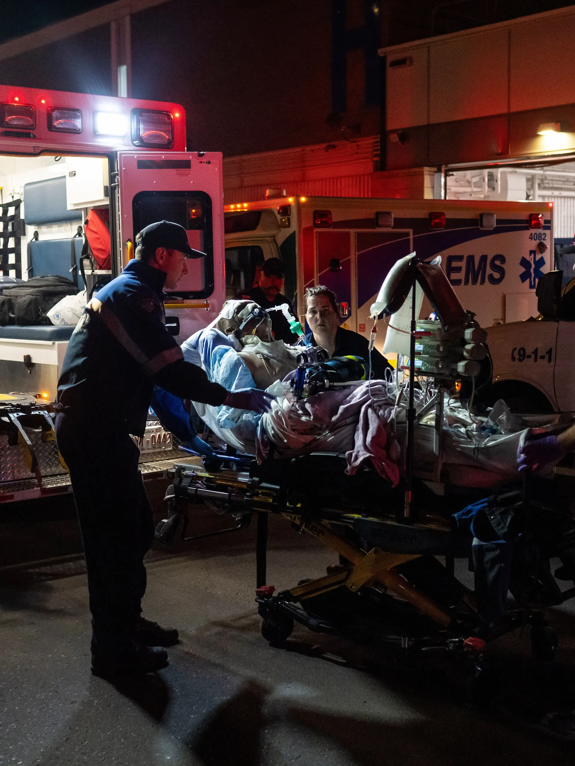 Rettungssanitäter laden nach einem Brand auf dem Stützpunkt der kanadischen Streitkräfte bei Wainwright, Alberta, eine verletzte Person im Wainwright Health Center in einen Krankenwagen. +++ dpa-Bildfunk +++