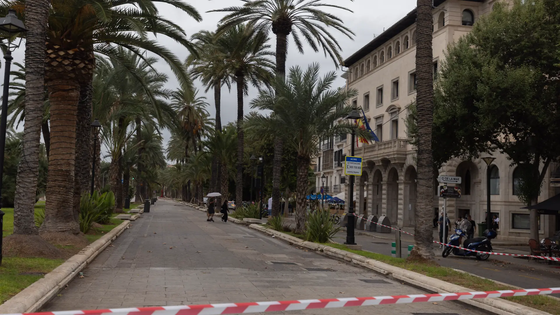 Die Polizei sperrt die Promenade „Passeig Sagrera“ in Palma für den Verkehr. Der Sturm „Adam“ zieht gerade über die Insel hinweg, und für die Bevölkerung wurde eine rote Warnstufe ausgerufen. +++ dpa-Bildfunk +++