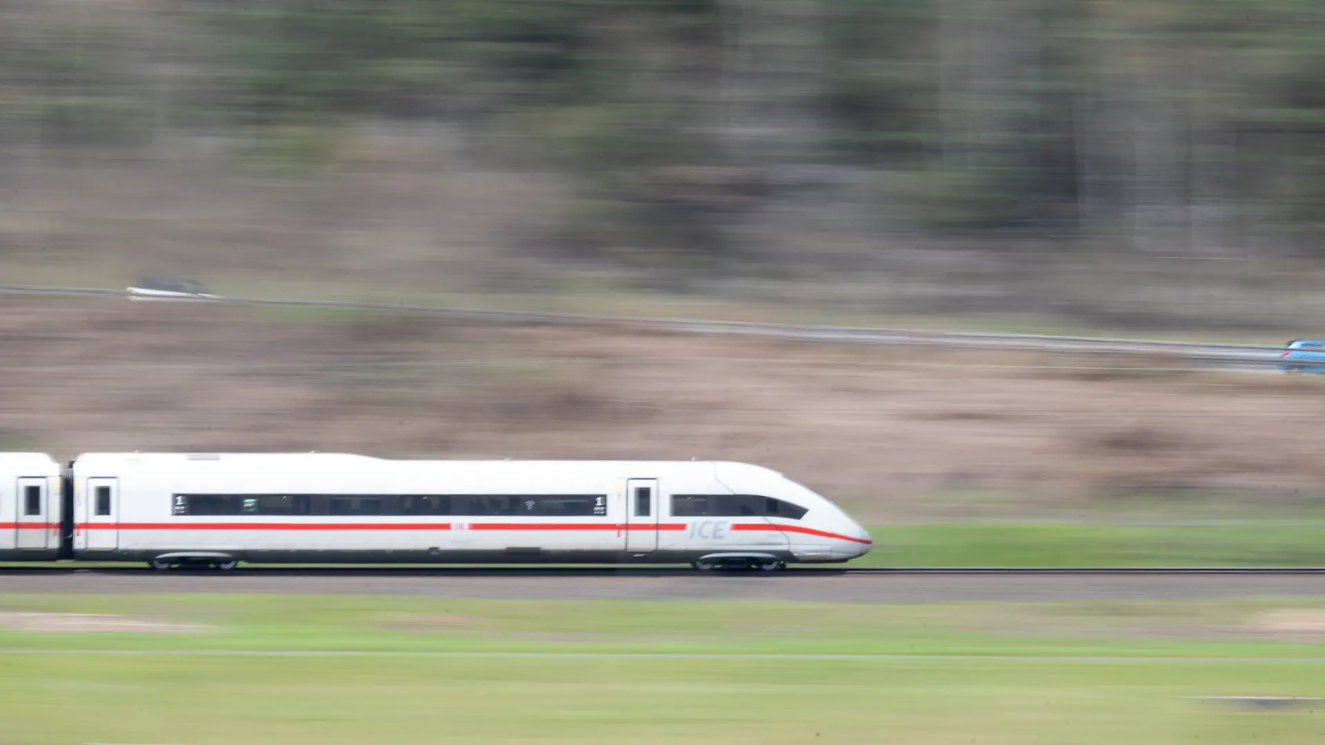 Ein ICE fährt auf der Bahnstrecke zwischen Frankfurt und Fulda im Kinzigtal neben der Autobahn A66. (Wischeffekt durch Langzeitbelichtung)