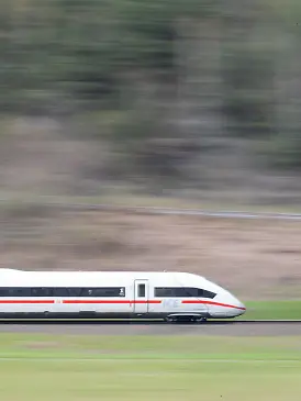 Ein ICE fährt auf der Bahnstrecke zwischen Frankfurt und Fulda im Kinzigtal neben der Autobahn A66. (Wischeffekt durch Langzeitbelichtung)