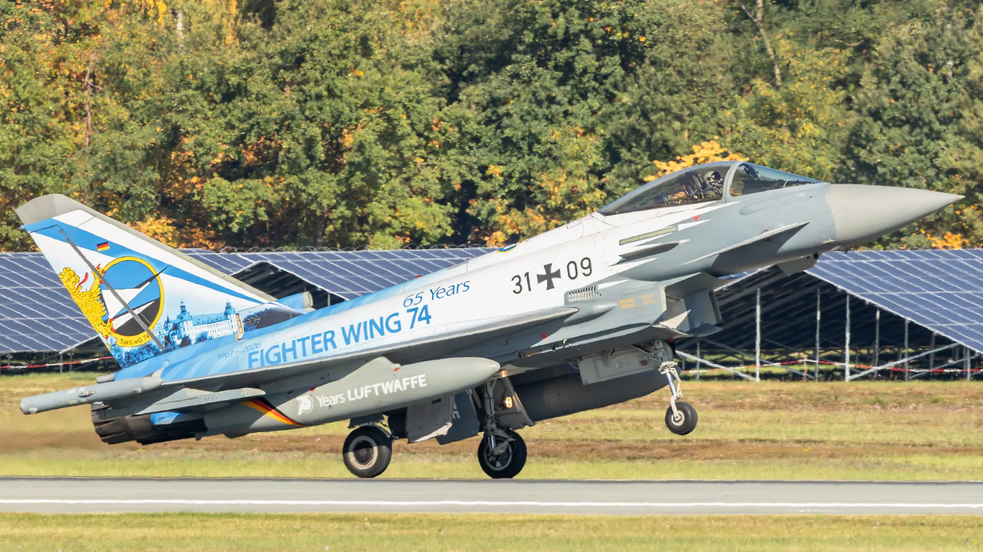 Ein Eurofighter des Taktischen Luftwaffengeschwaders 74 aus Neuburg an der Donau landet.
