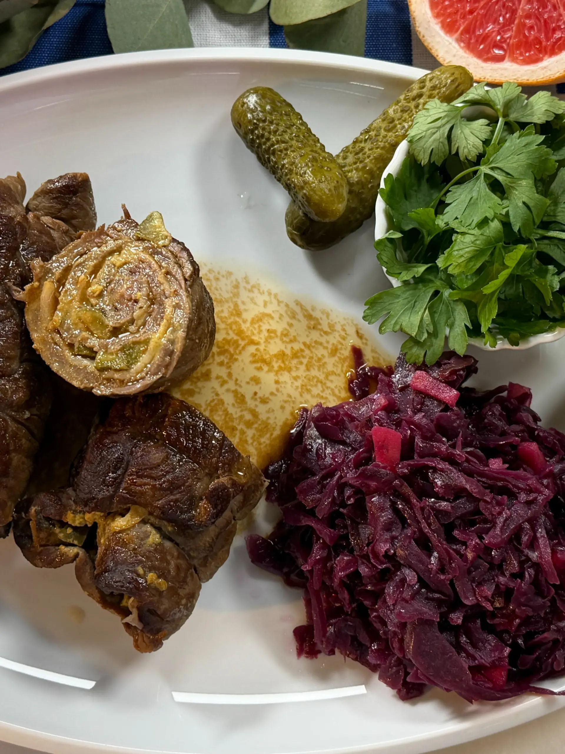 Bild zu: "Rinderrouladen und Rotkohl - fertig in nur 40 Minuten!"