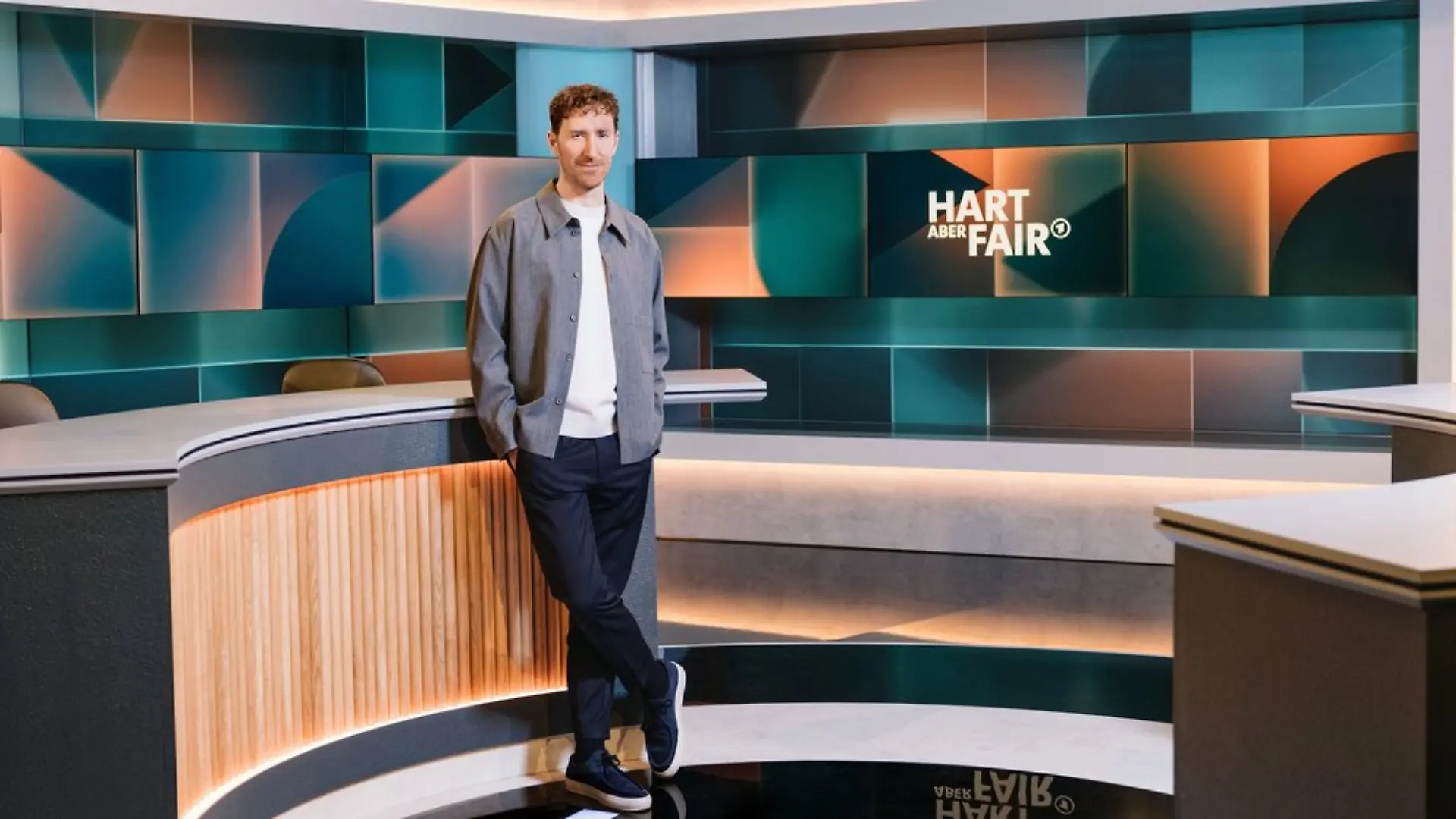Louis Klamroth diskutiert montags in seiner ARD-Talkshow "Hart aber fair" mit prominenten Gästen.