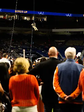 17.10.2026, USA, San Antonino: Ein Soldat seilt sich nach einem Zwischenfall während einer Vorführung vor dem NCAA-College-Football-Spiel zwischen den Roadrunners der University of Texas at San Antonio und den Navy Midshipmen im Alamodome sicher vom Dach des Alamodome ab. Foto: Joe Nogalski/ZUMA Press Wire/dpa +++ dpa-Bildfunk +++