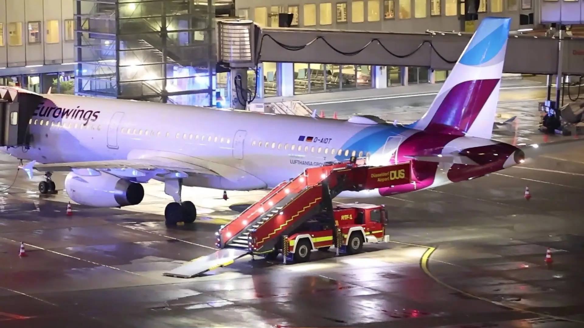 Großeinsatz am Düsseldorfer Flughafen: Nach der Landung einer Eurowings-Maschine aus Rhodos rücken zahlreiche Rettungskräfte an.