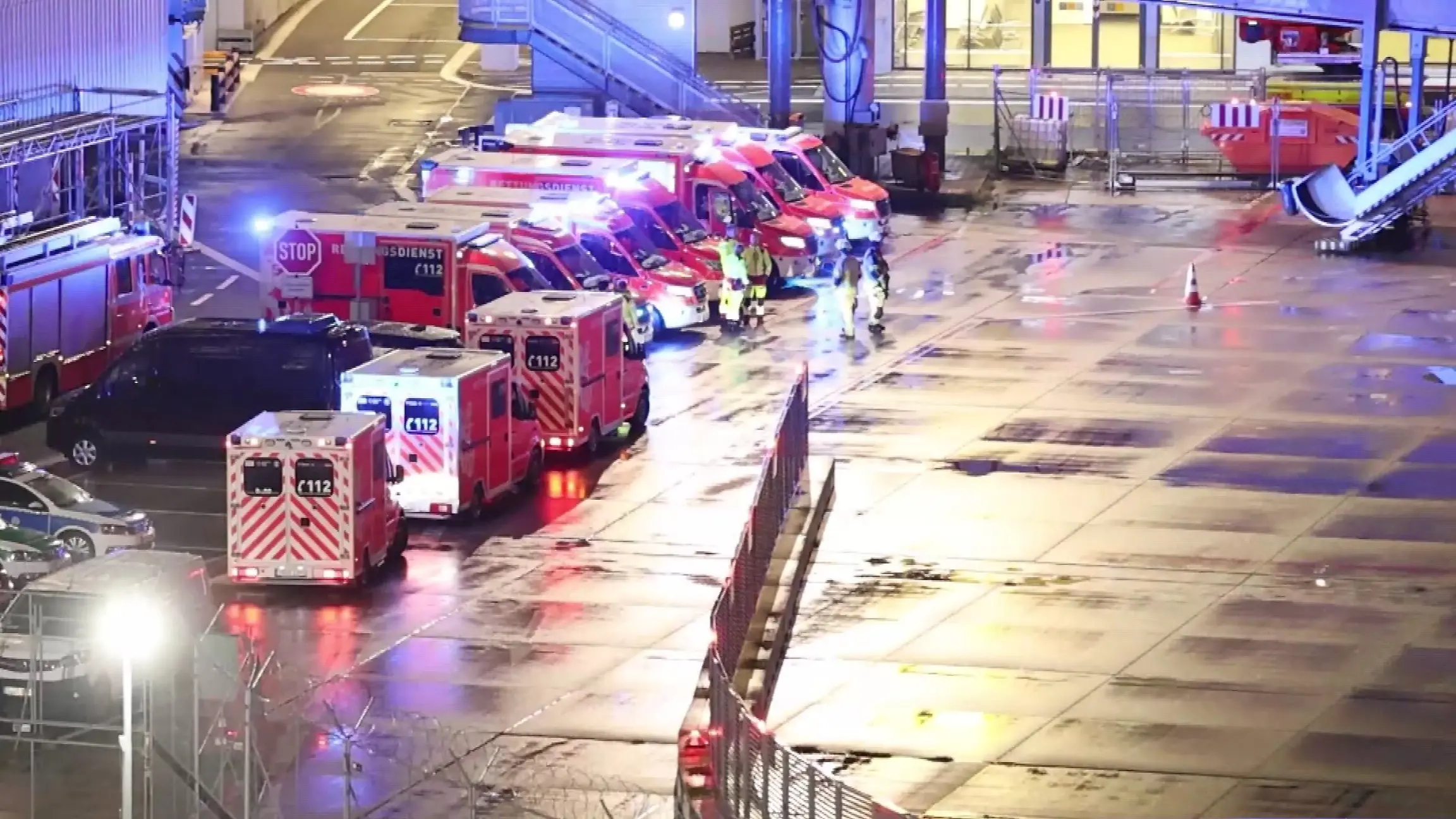 Mindestens zehn Rettungswagen sollen am Sonntagabend zum Flughafen Düsseldorf ausgerückt sein. 