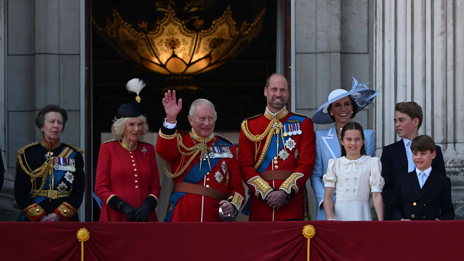 König Charles III. und die königliche Familie auf dem Balkon des Buckingham-Palasts