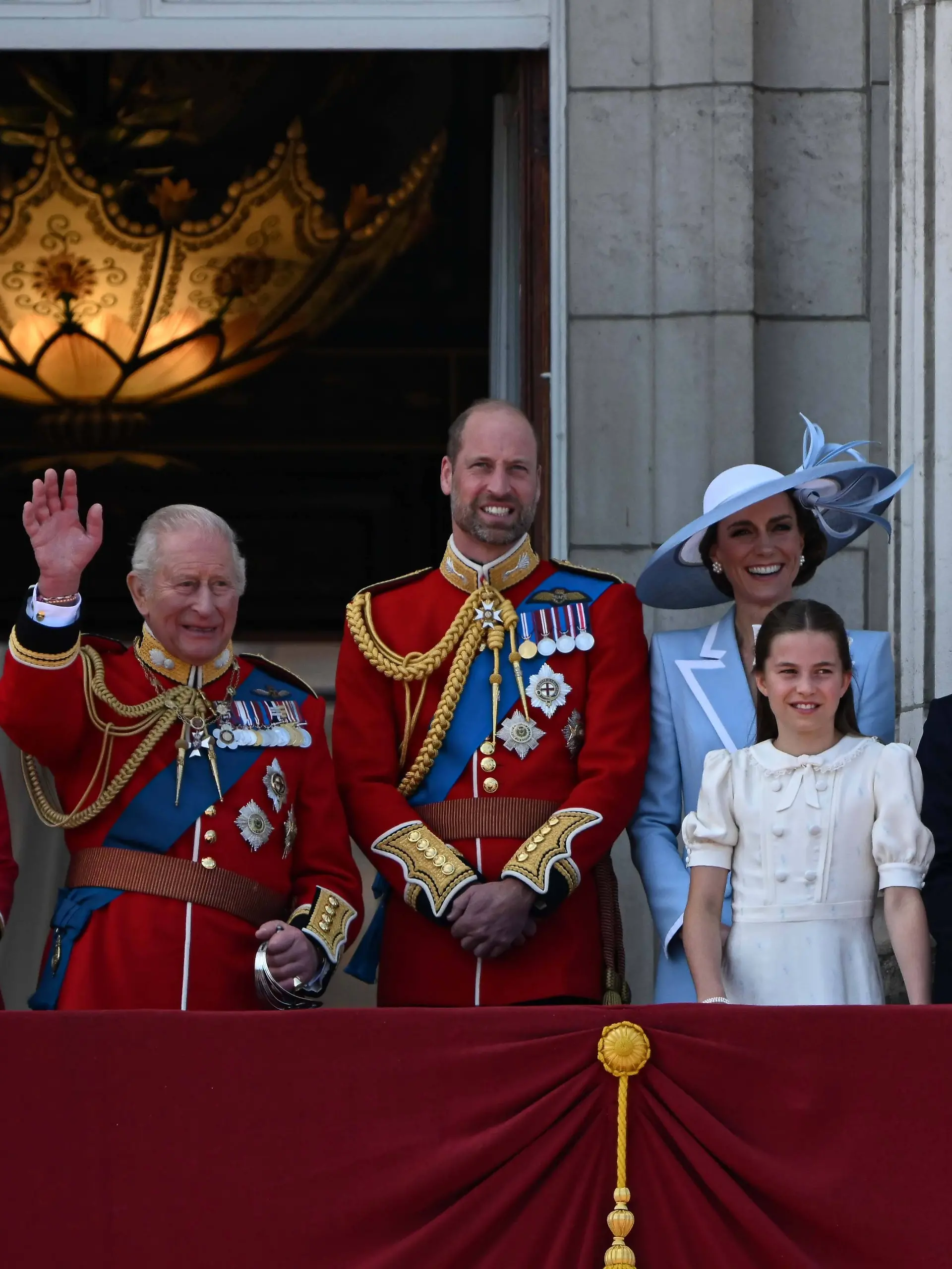 König Charles III. und die königliche Familie auf dem Balkon des Buckingham-Palasts