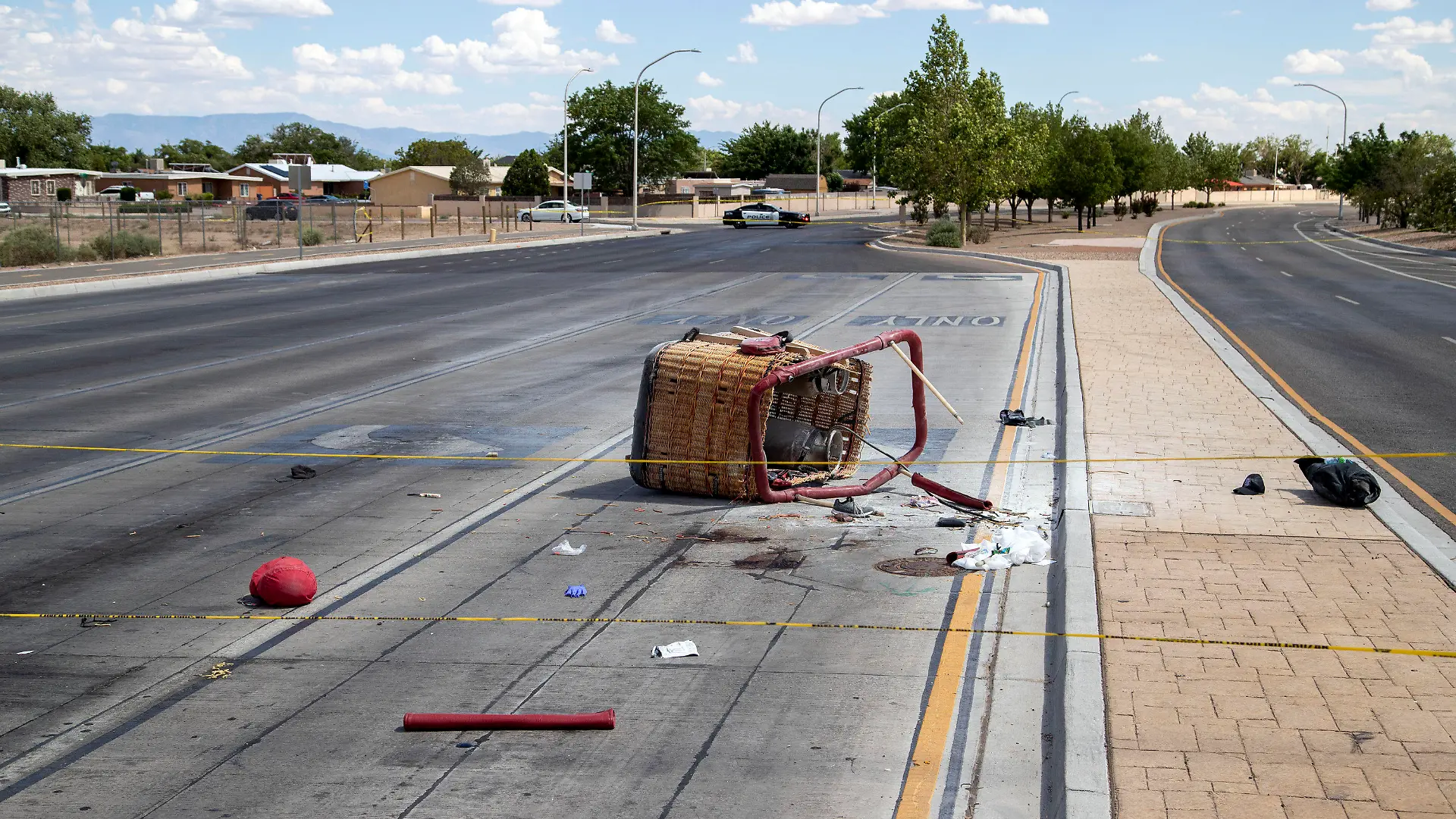 26.06.2021, USA, Albuquerque: Der Korb eines abgestürzten Heißluftballons liegt auf dem Bürgersteig. Laut Polizei habe der Ballon eine Stromleitung gerammt und sei dann auf die belebte Straße abgestürzt. Insgesamt starben fünf Insassen. Foto: Andres Leighton/AP/dpa +++ dpa-Bildfunk +++