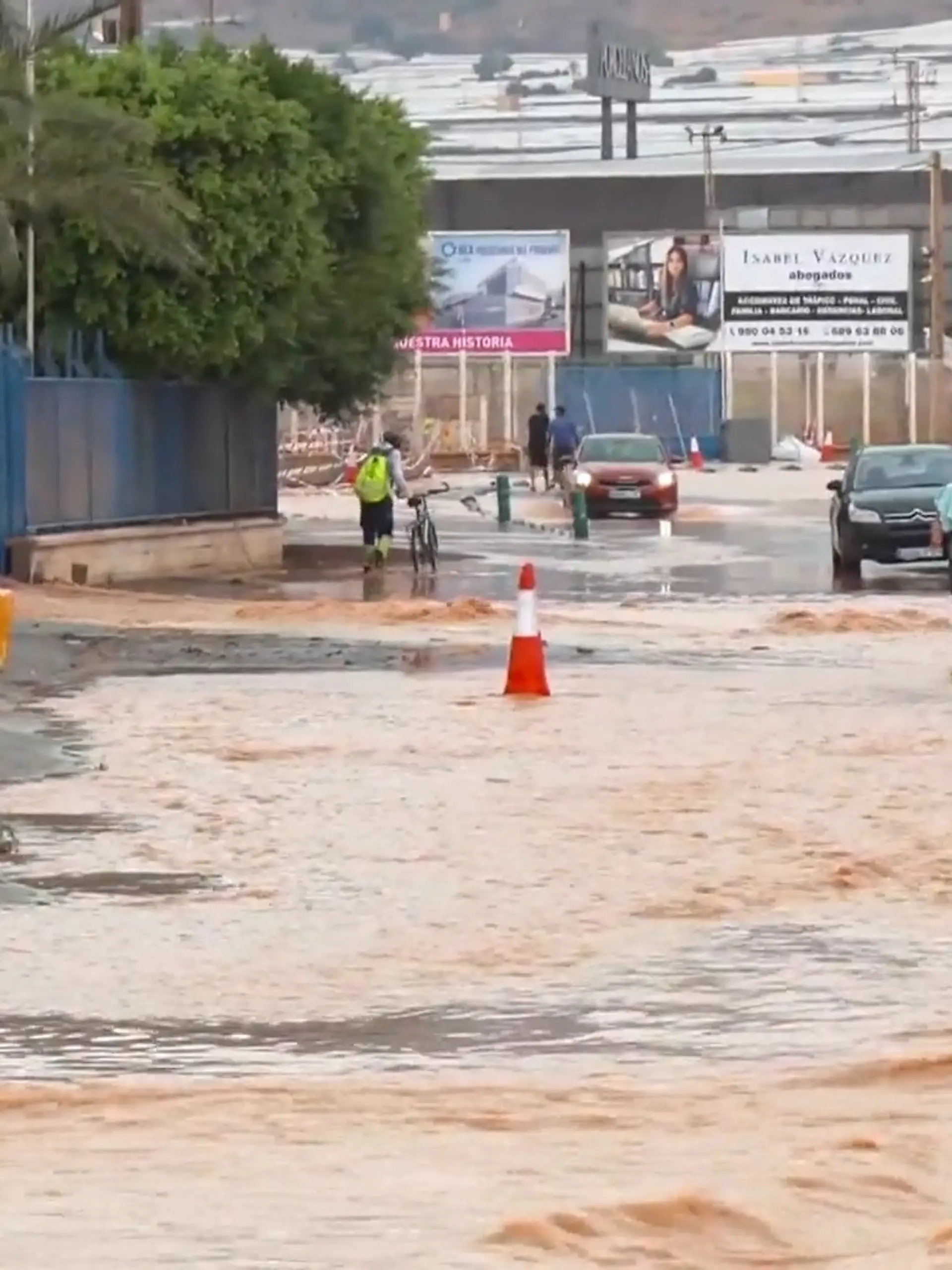 Bild zu: "Mehr als 620 Liter Regen! Menschen flüchten in Spanien auf Dächer"