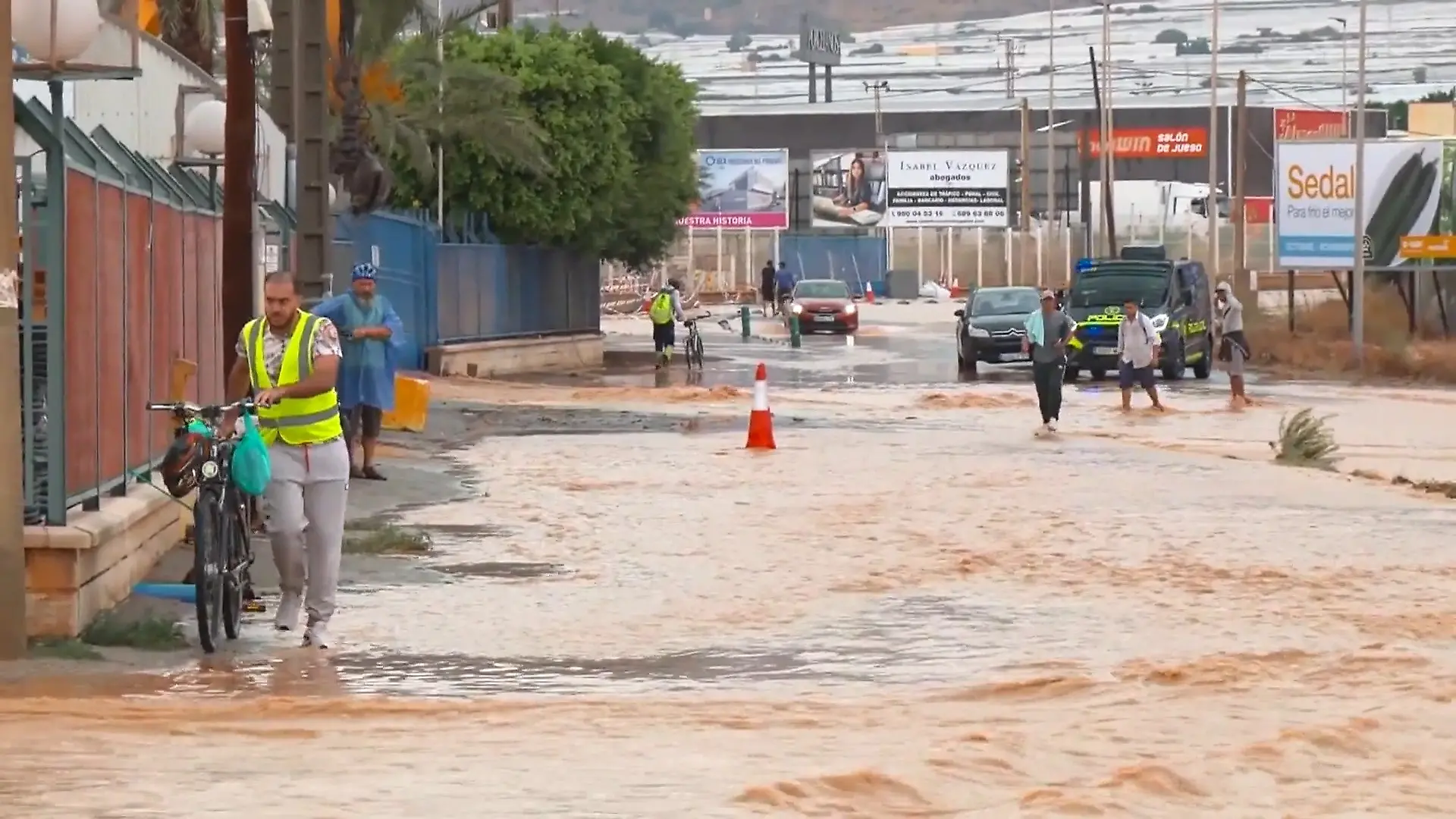 Bild von Unwetter-Chaos in Spanien! Menschen flüchten vor Wassermassen