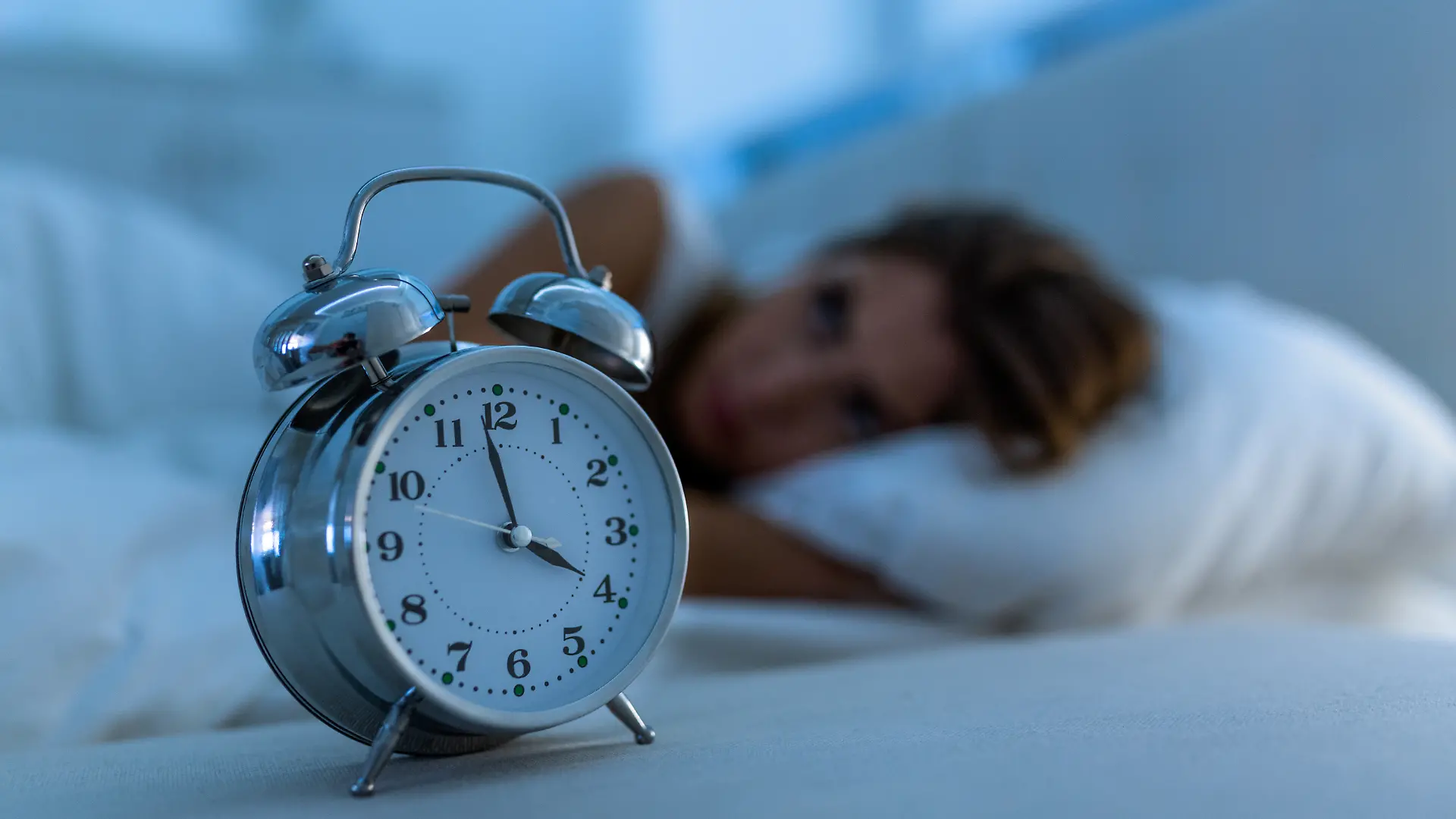 Um 4 Uhr morgens hellwach? Auch di Umstellung auf Winterzeit kann für Schlafprobleme sorgen – so beugt ihr vor.